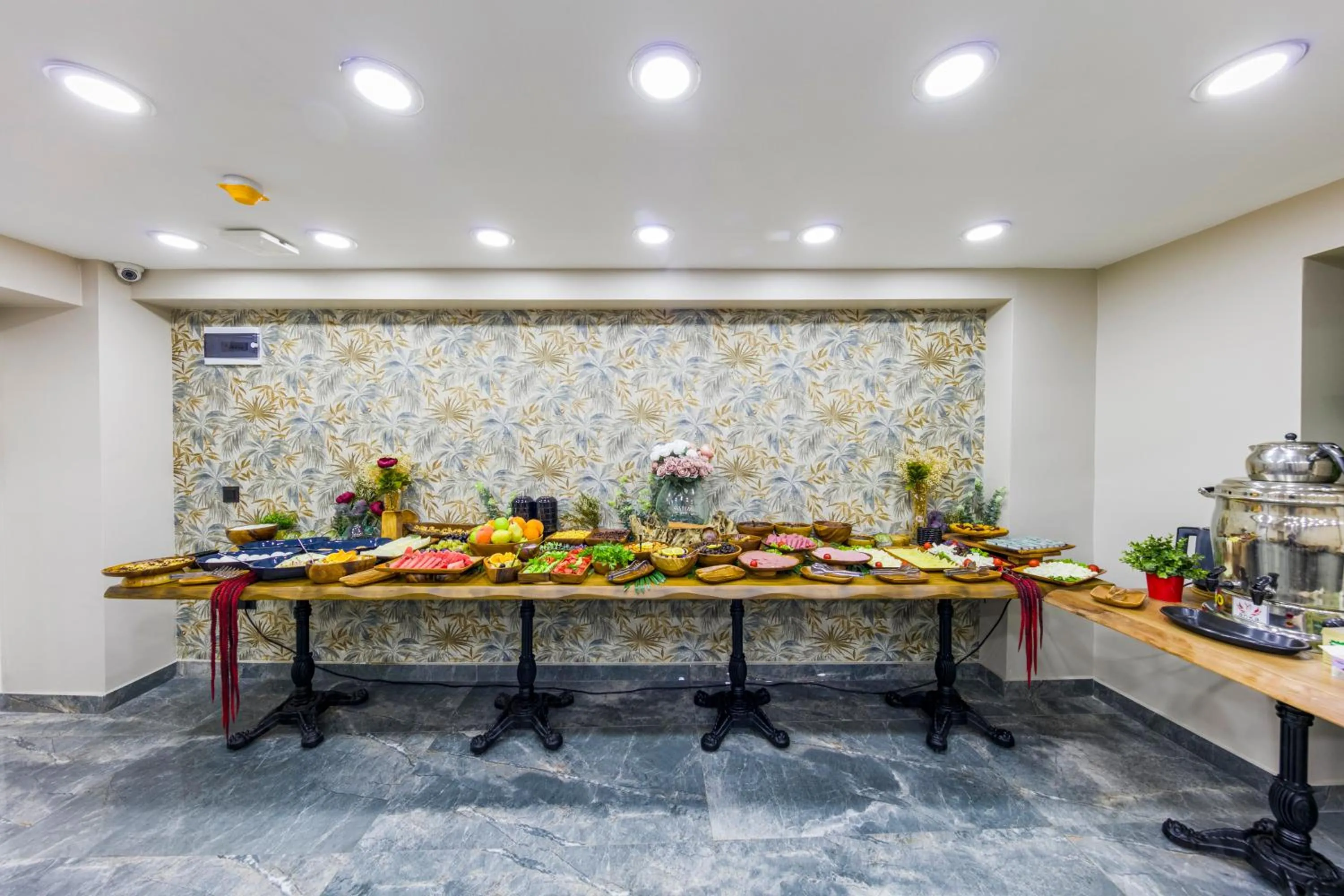 Food and drinks in Golden Bazaar hotel