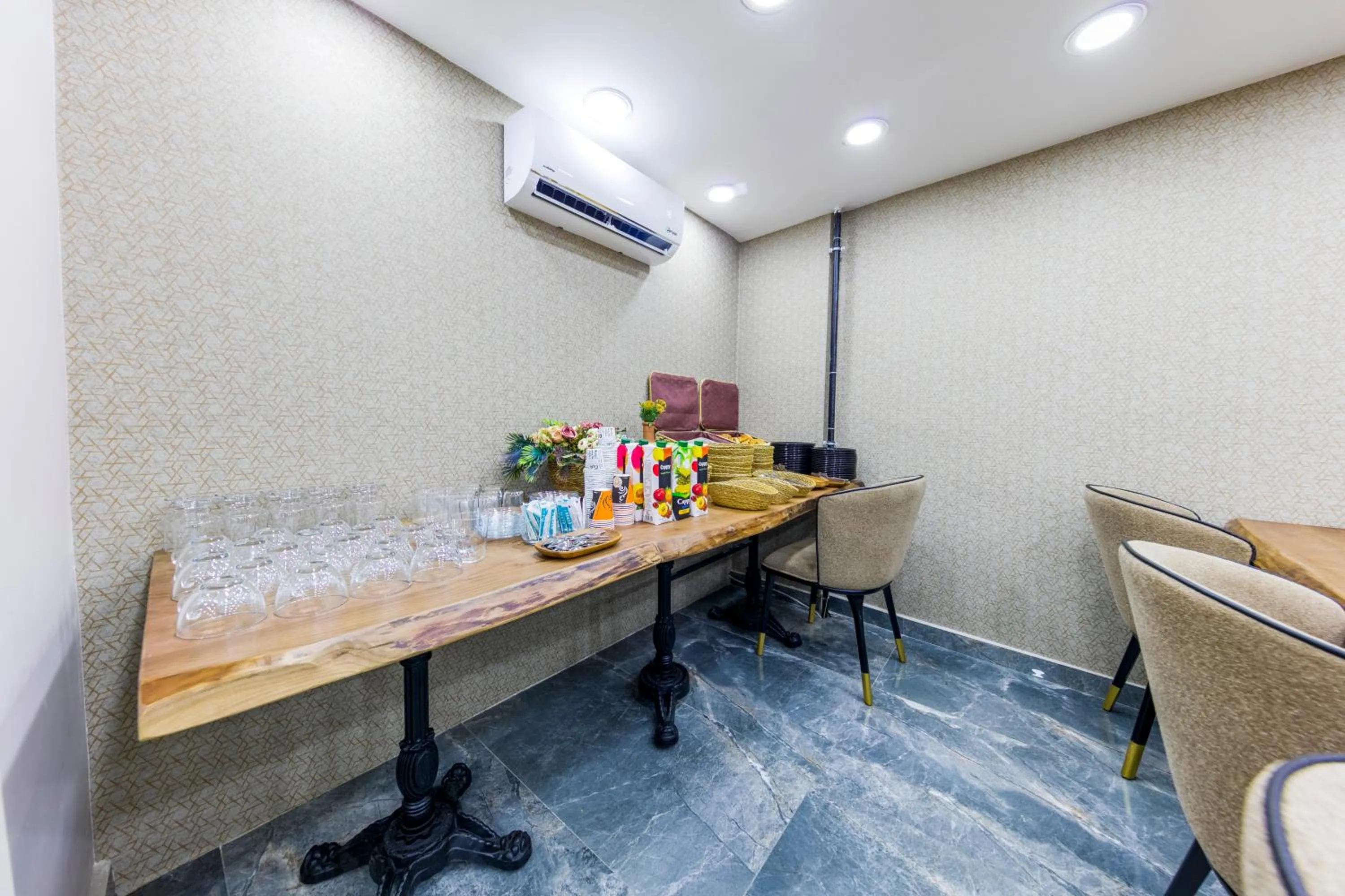 Food and drinks in Golden Bazaar hotel