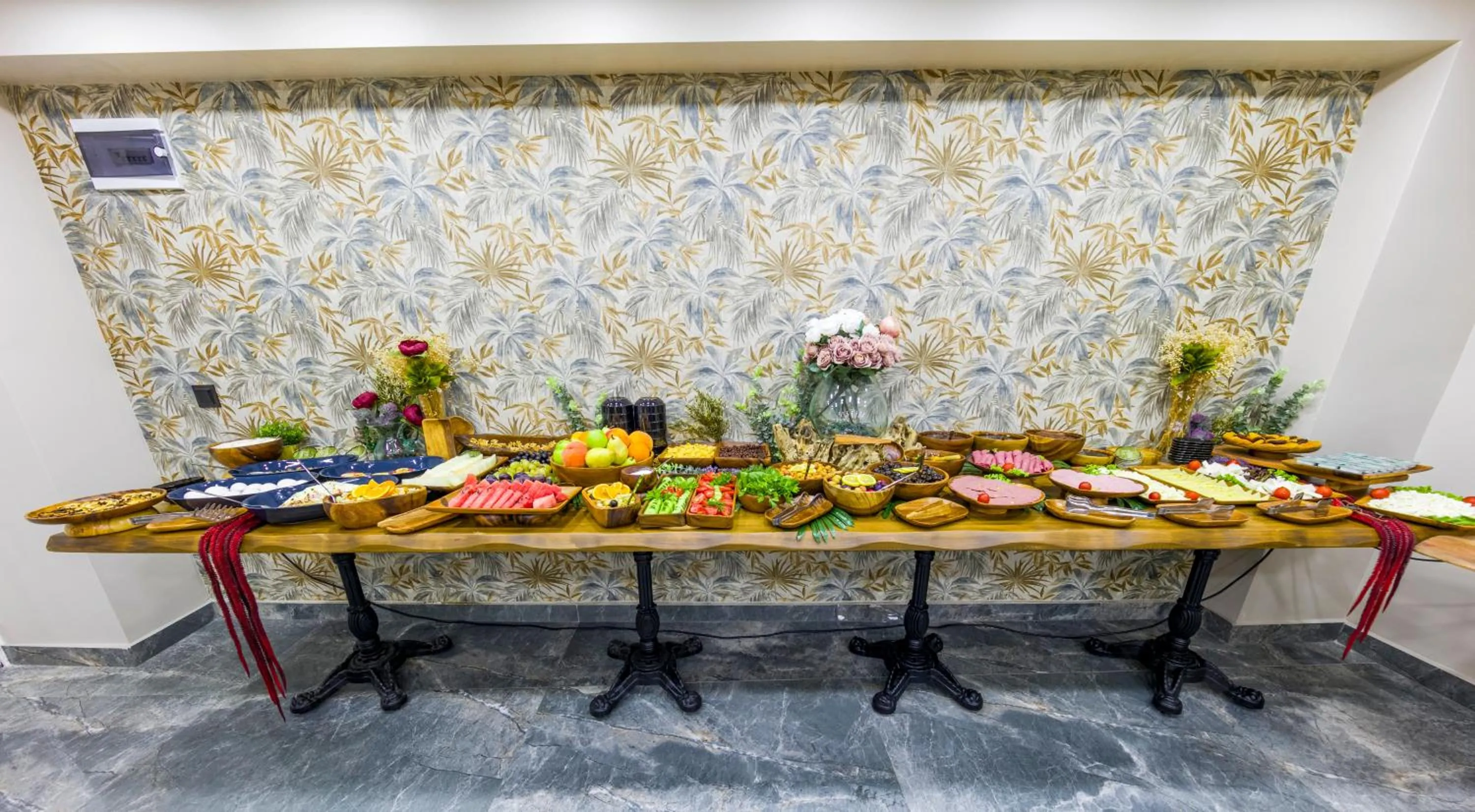 Food and drinks in Golden Bazaar hotel