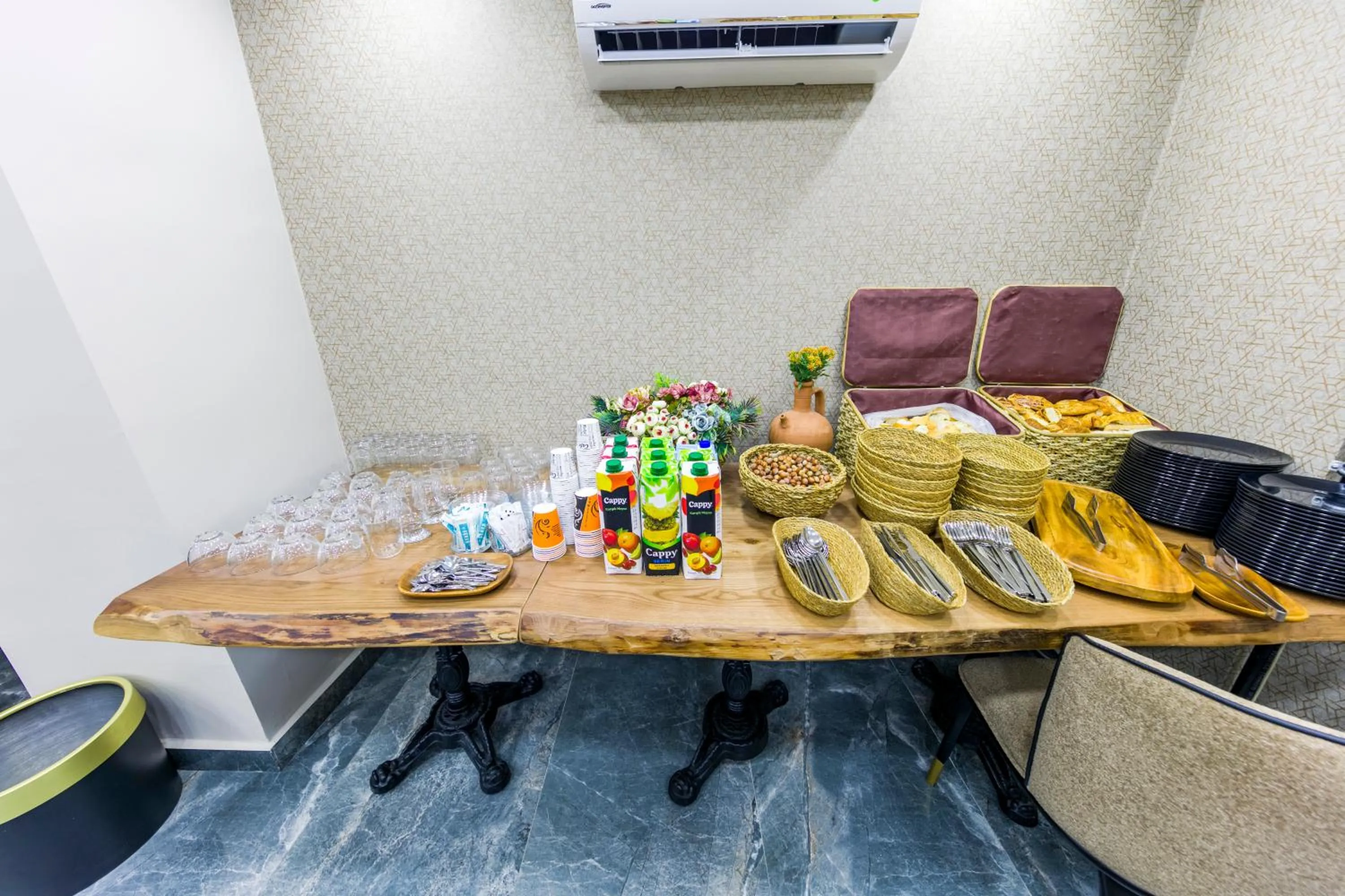 Food and drinks in Golden Bazaar hotel