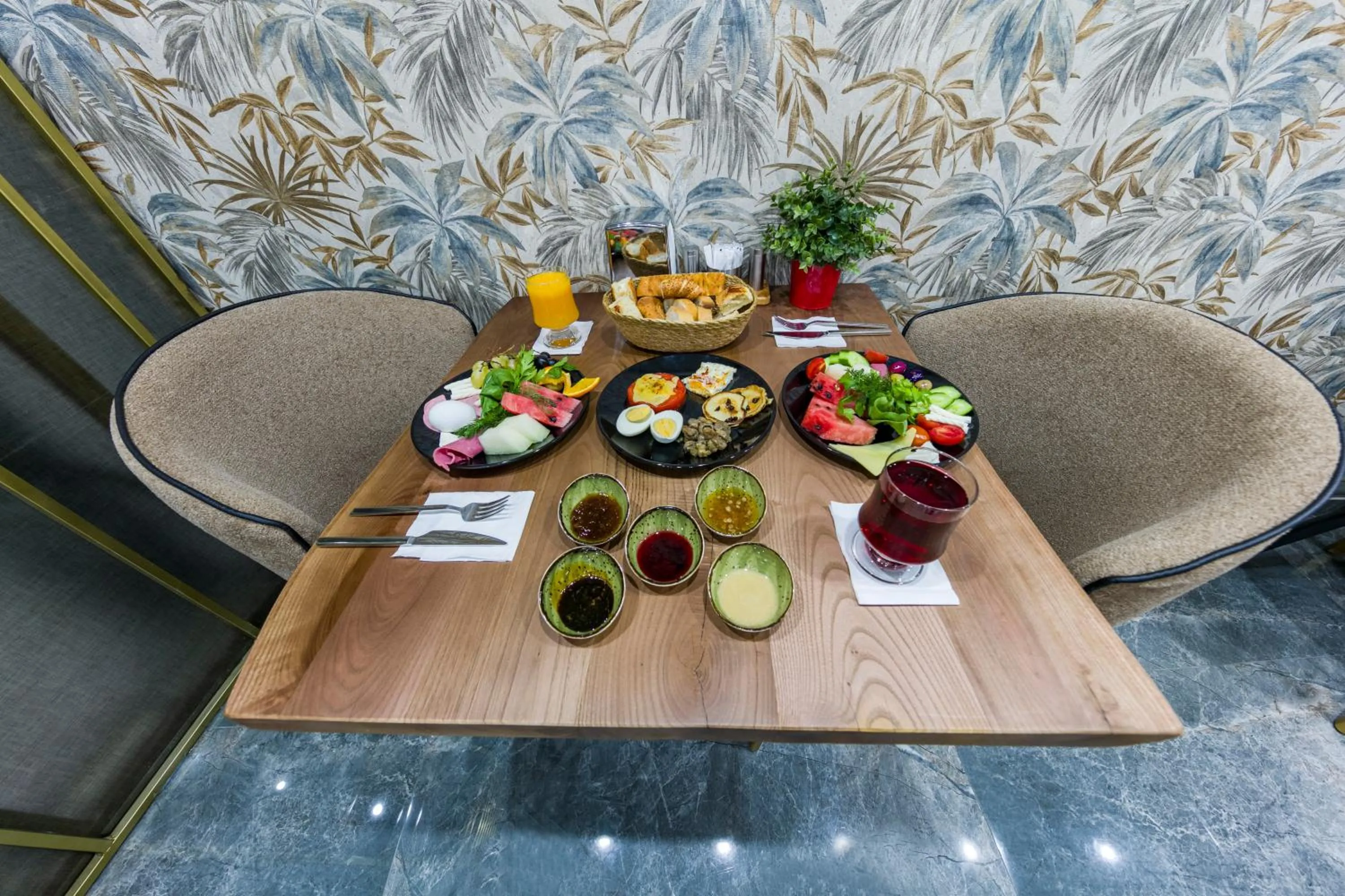 Food and drinks in Golden Bazaar hotel