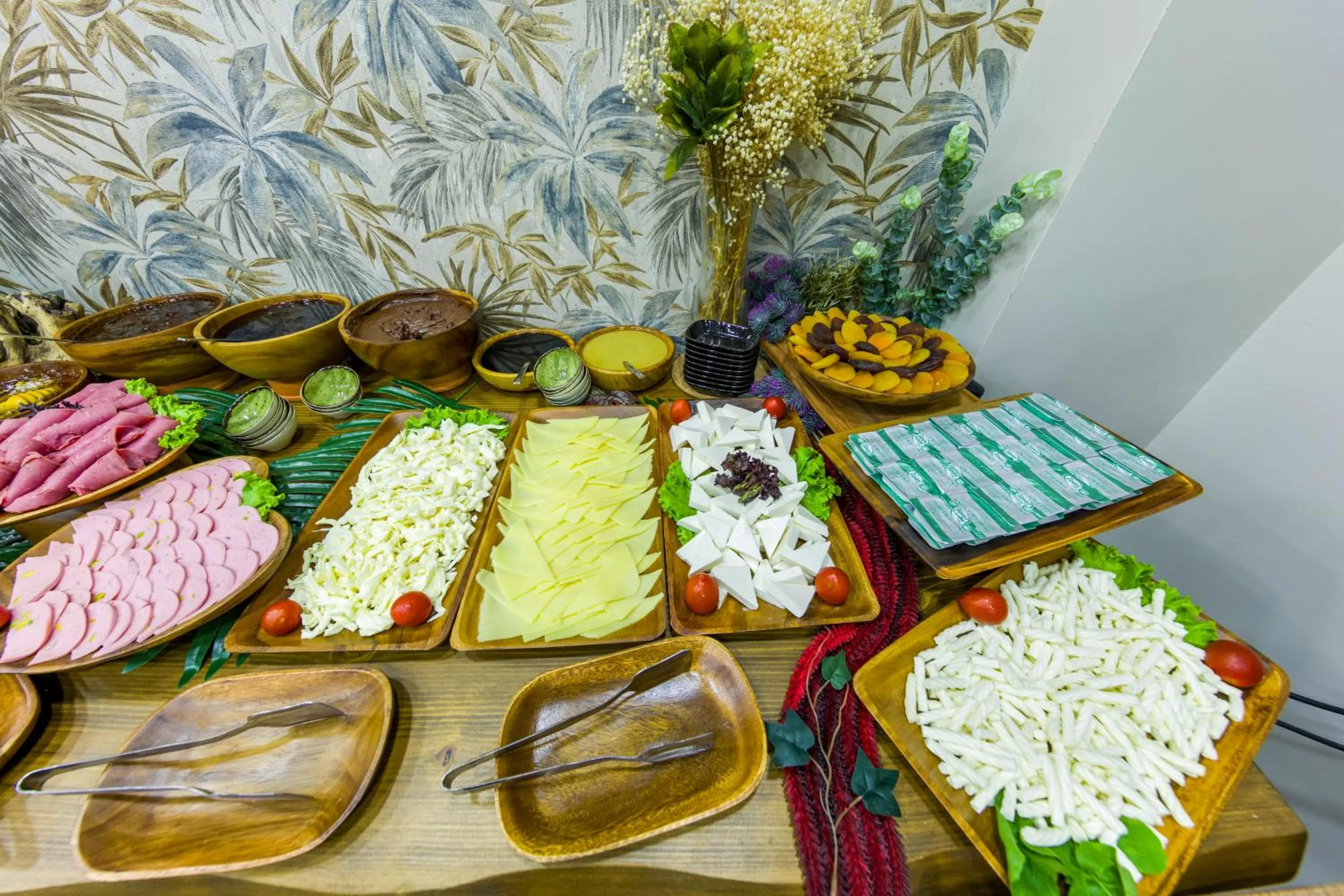 Food and drinks in Golden Bazaar hotel