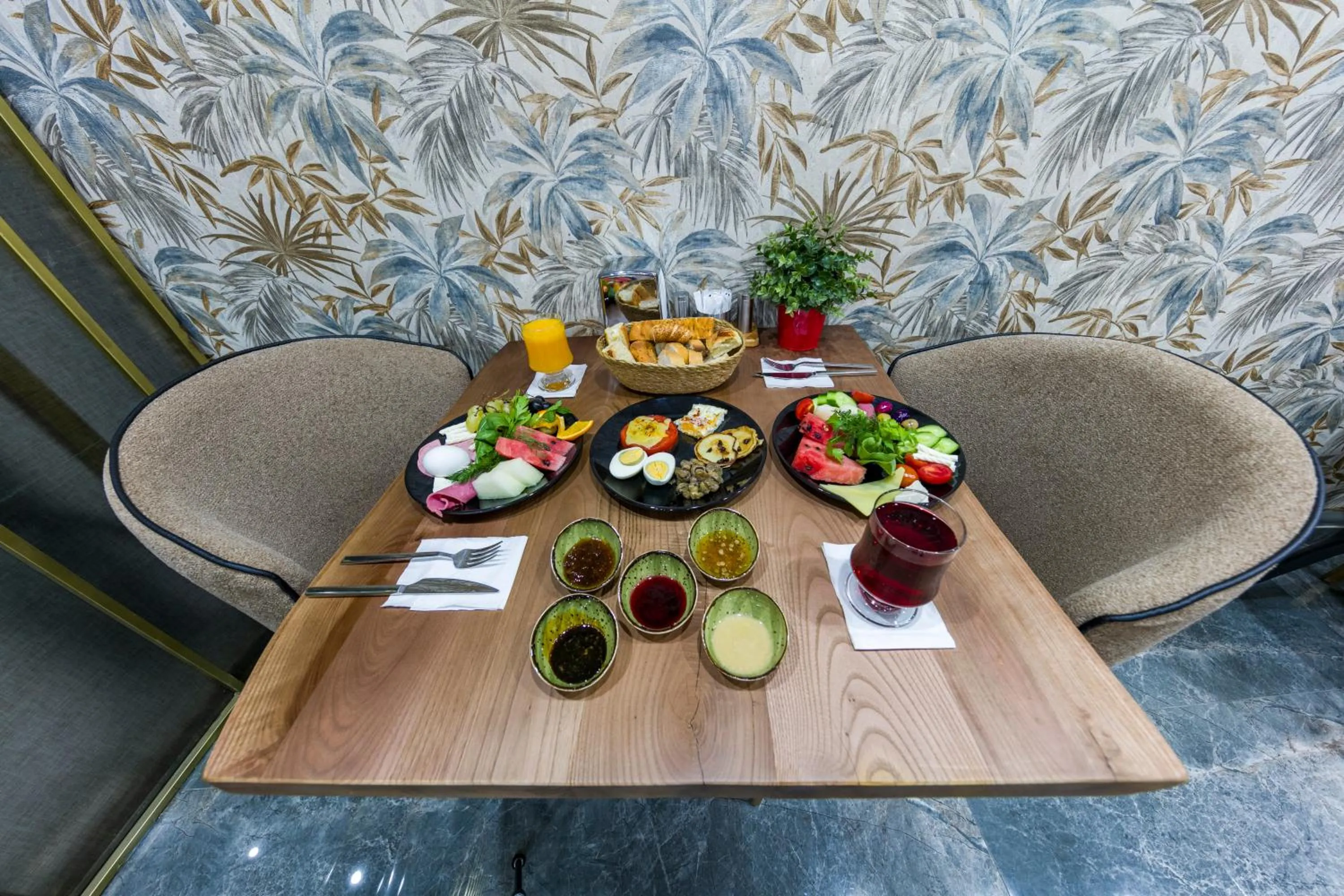 Food and drinks in Golden Bazaar hotel