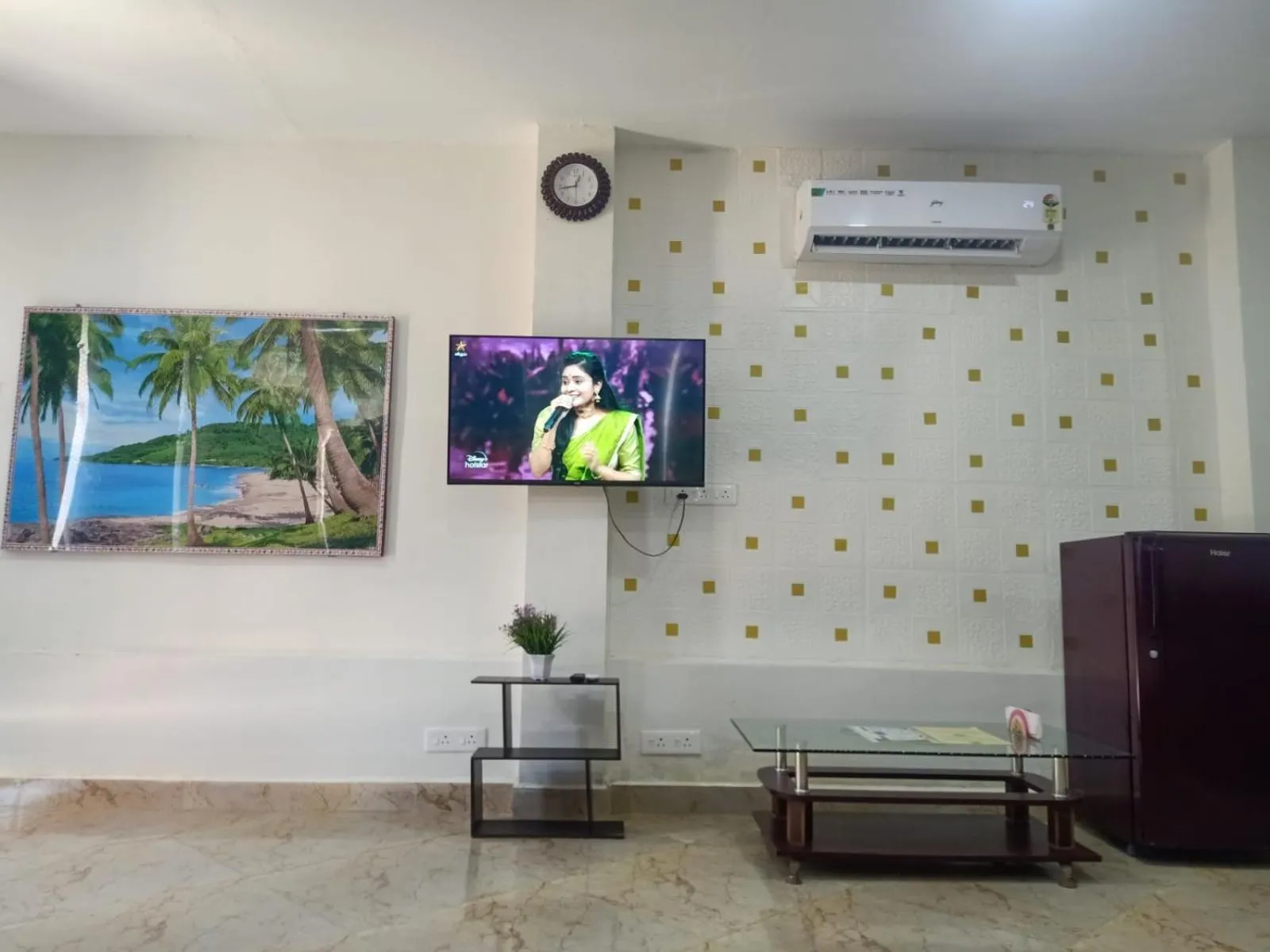 Communal lounge/ TV room in Chan Beach Resort & Hotel