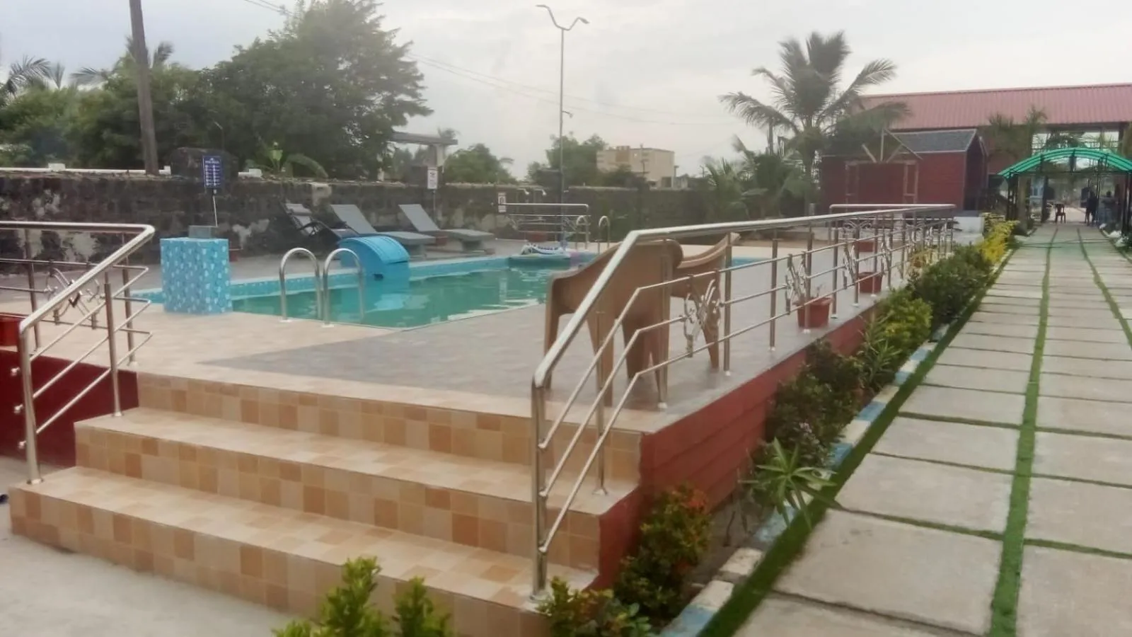 Swimming pool in Chan Beach Resort & Hotel