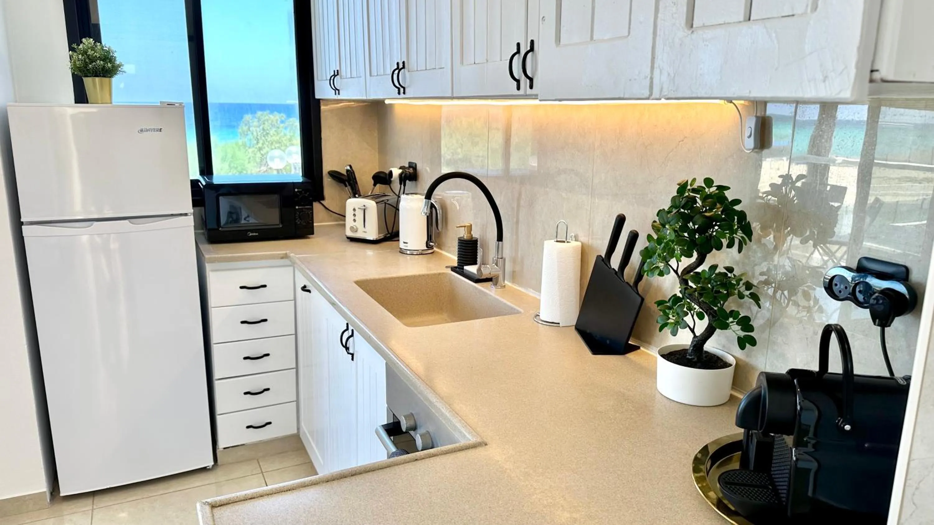 Kitchen or kitchenette in GW951 Gugel Waves Amazing Seaview Apartments