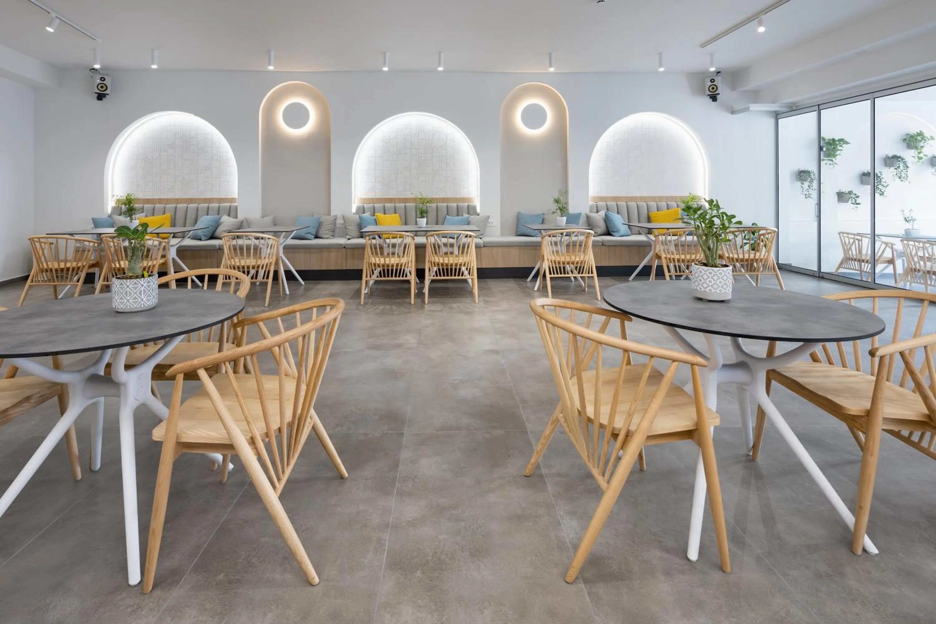 Restaurant/places to eat in Epavli Grace Hotel