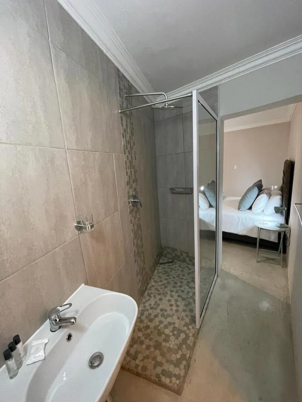 Shower, Bed in Grants Hill Inn