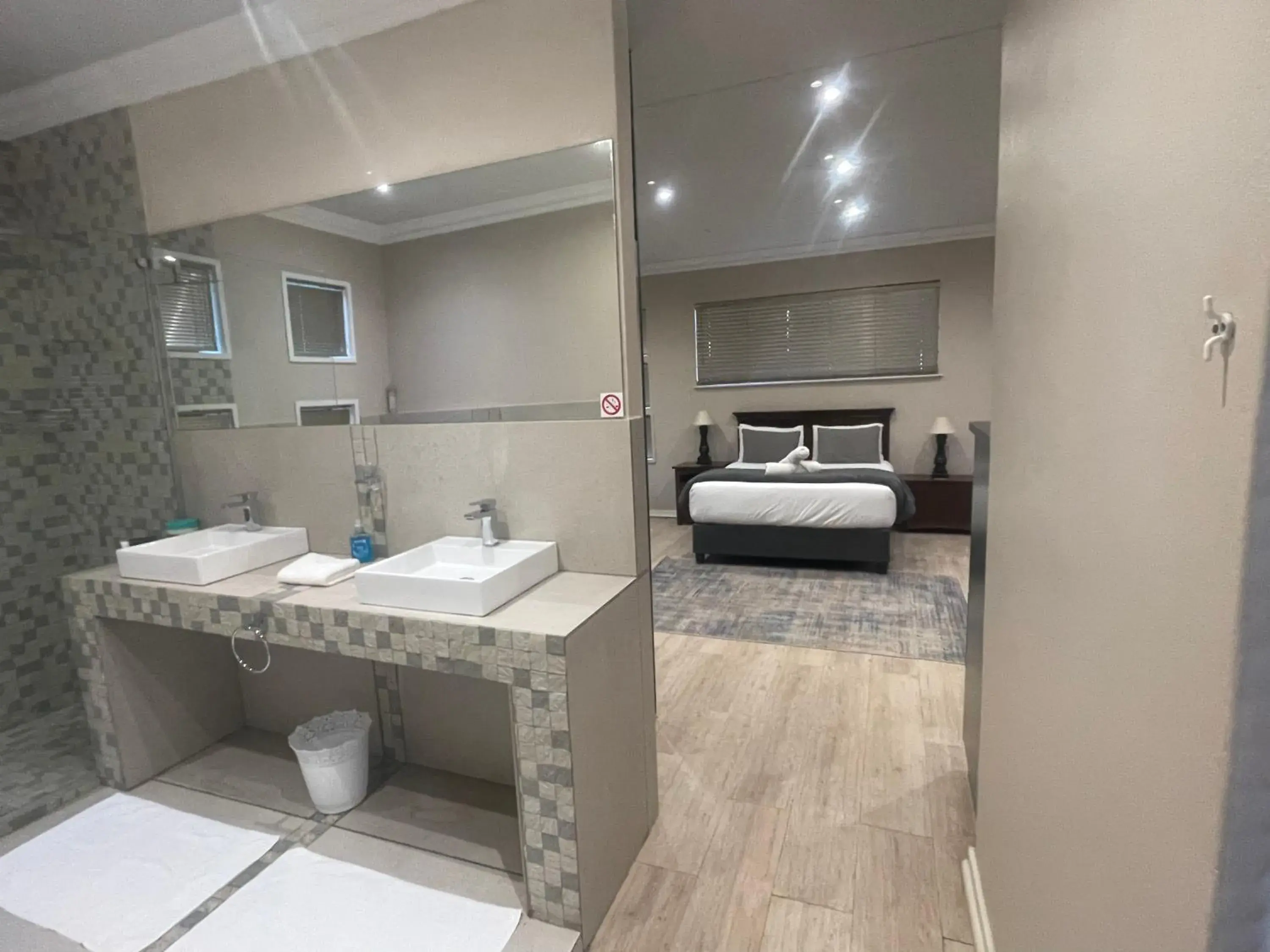 Deluxe Double Room with Balcony - single occupancy in Grants Hill Inn Deluxe Double Room with Balcony - single occupancy in Grants Hill Inn