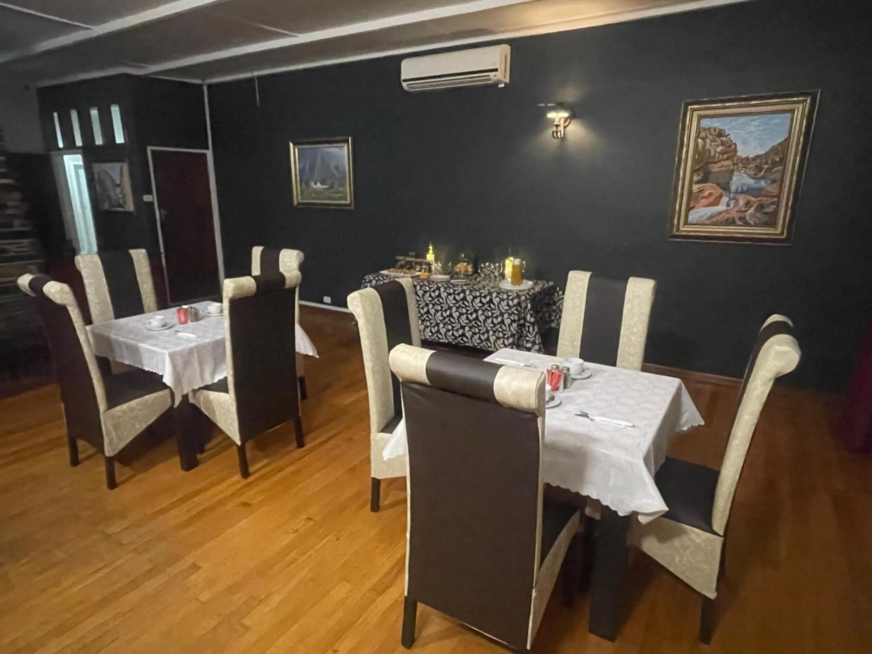 Dining area in Grants Hill Inn
