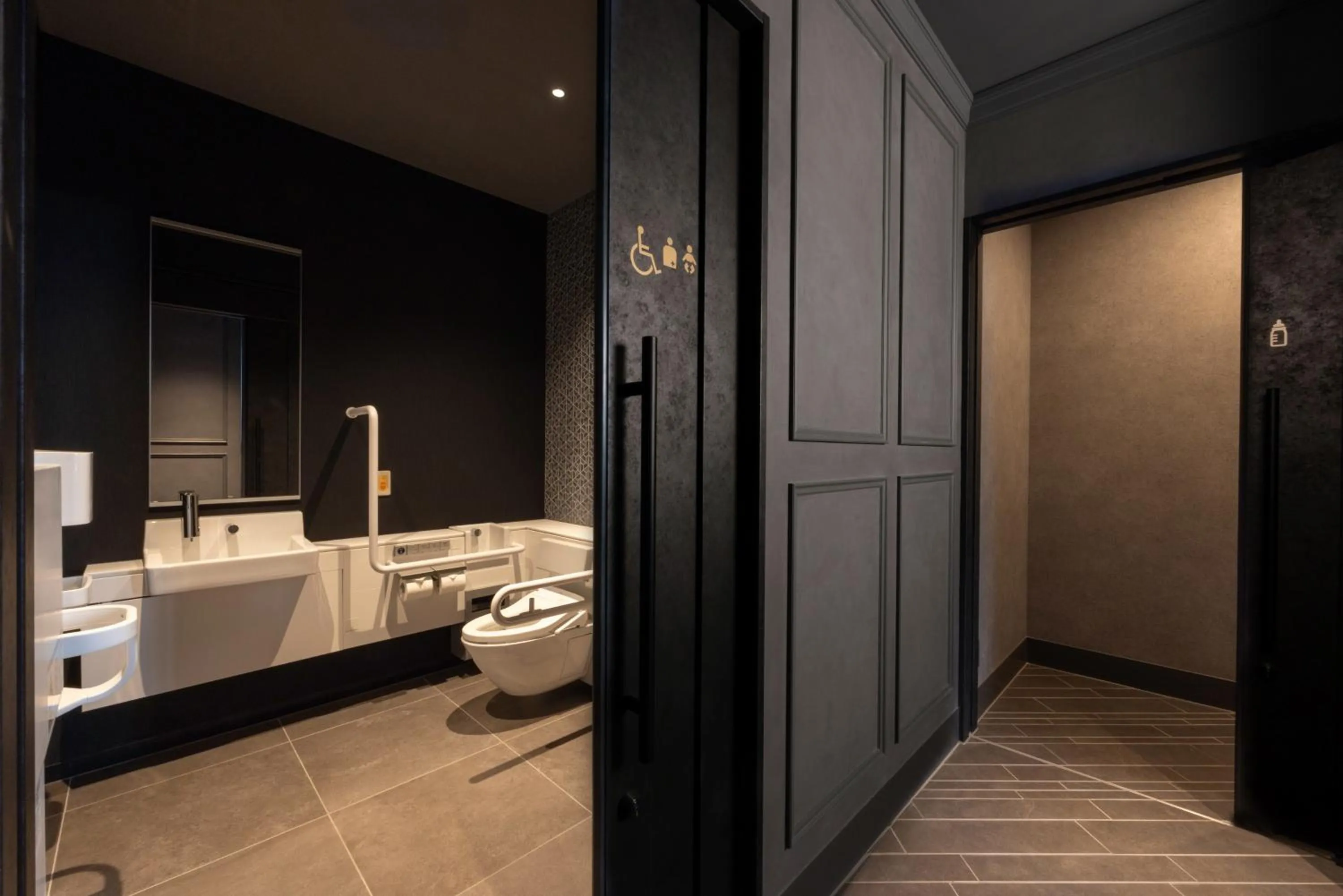 Toilet in Mercure Tokyo Haneda Airport