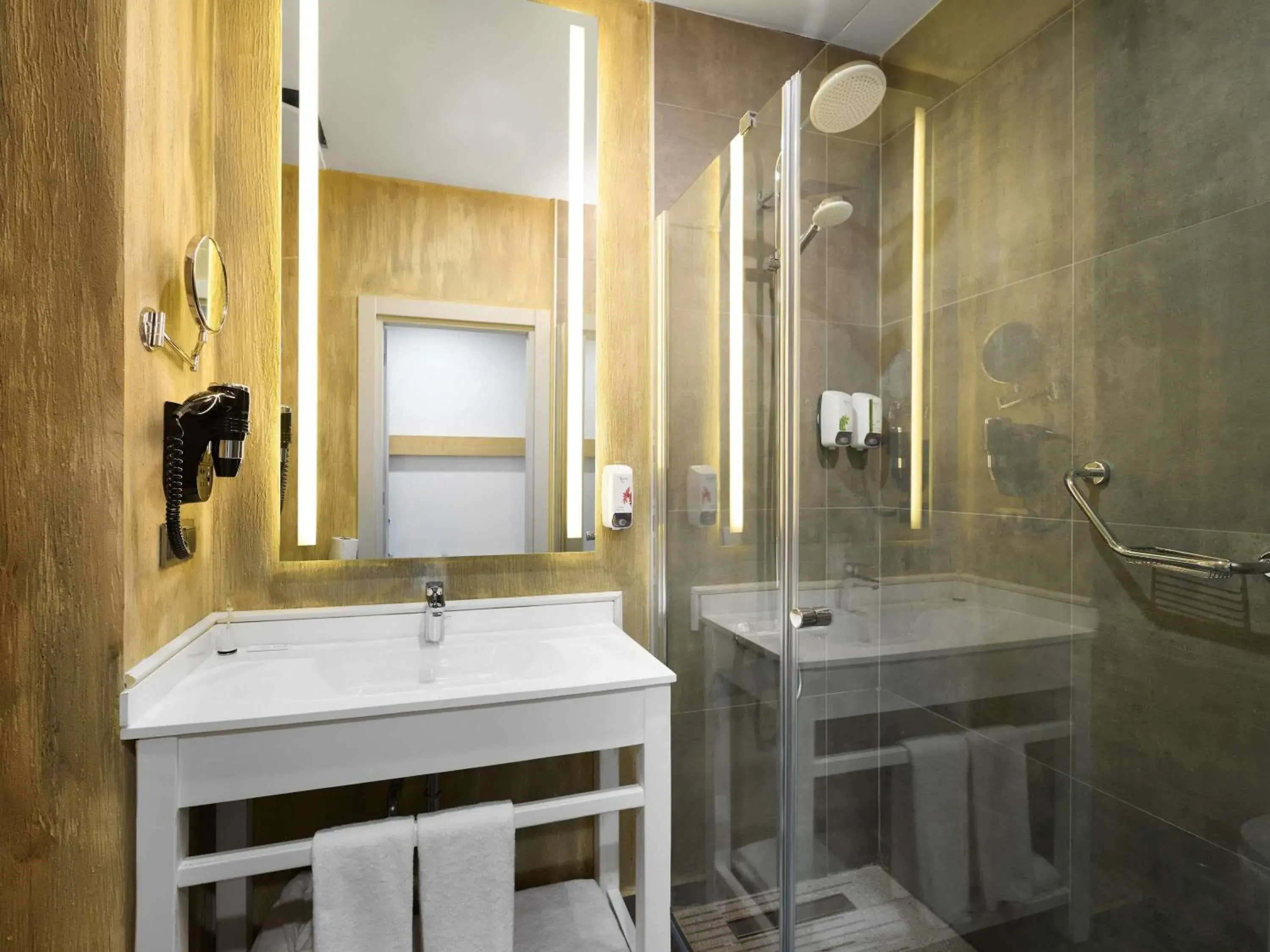 Deluxe King Room in Ibis Istanbul Airport Deluxe King Room in Ibis Istanbul Airport