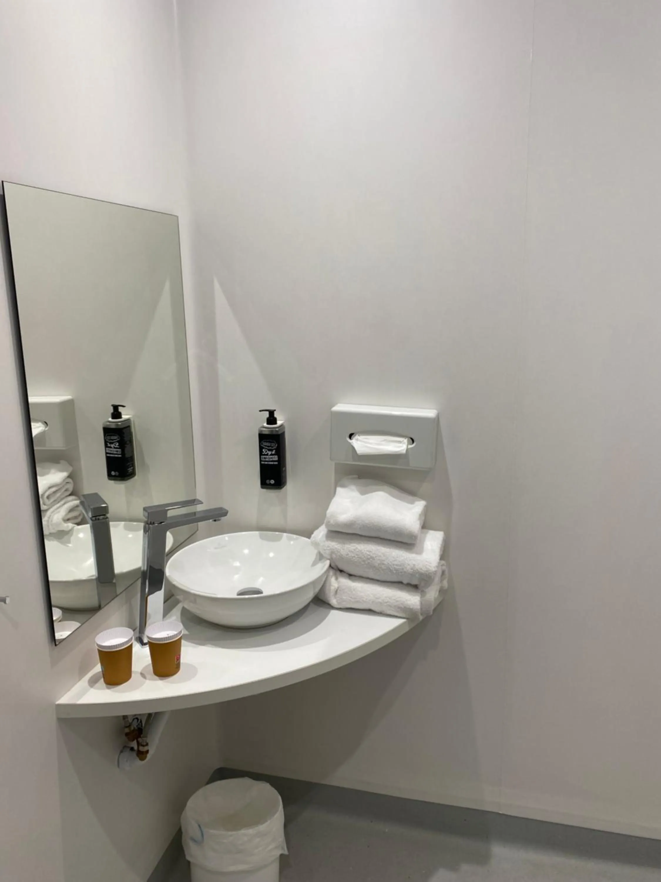 Bathroom in ibis budget Loudéac Vélodrome