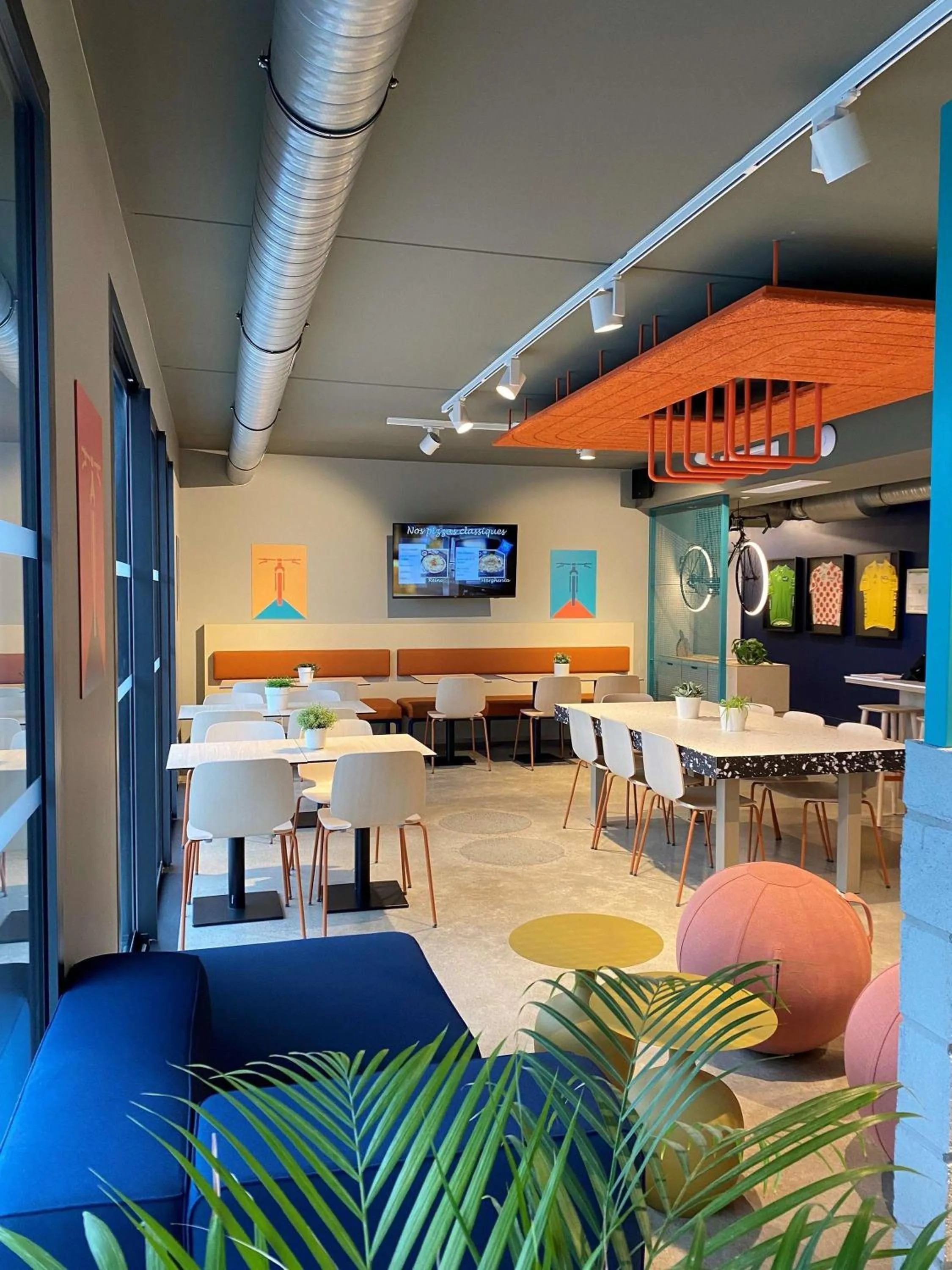 Lounge or bar in ibis budget Loudéac Vélodrome