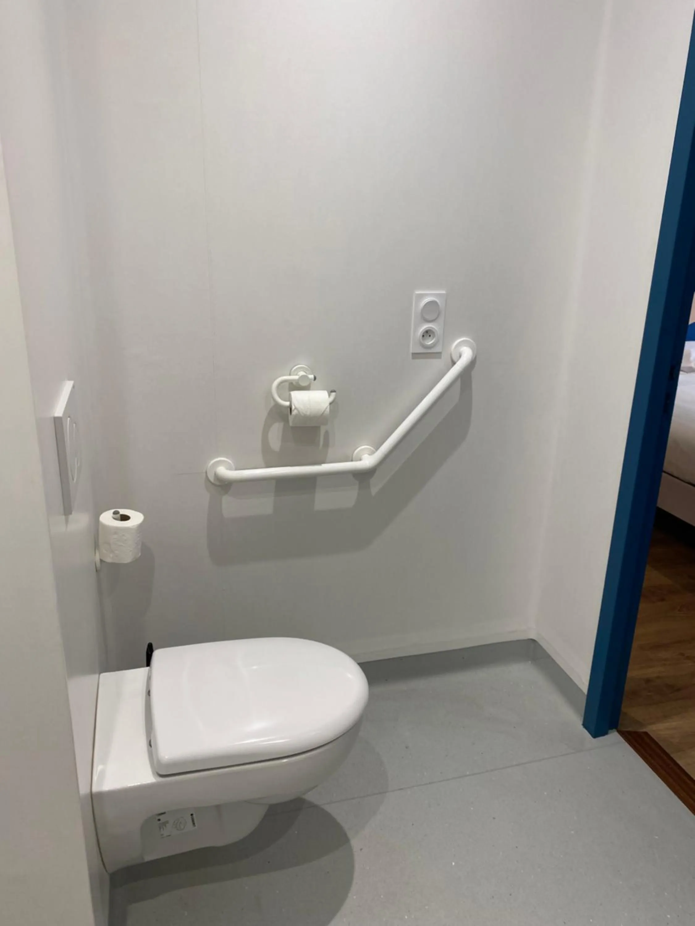 Bathroom in ibis budget Loudéac Vélodrome