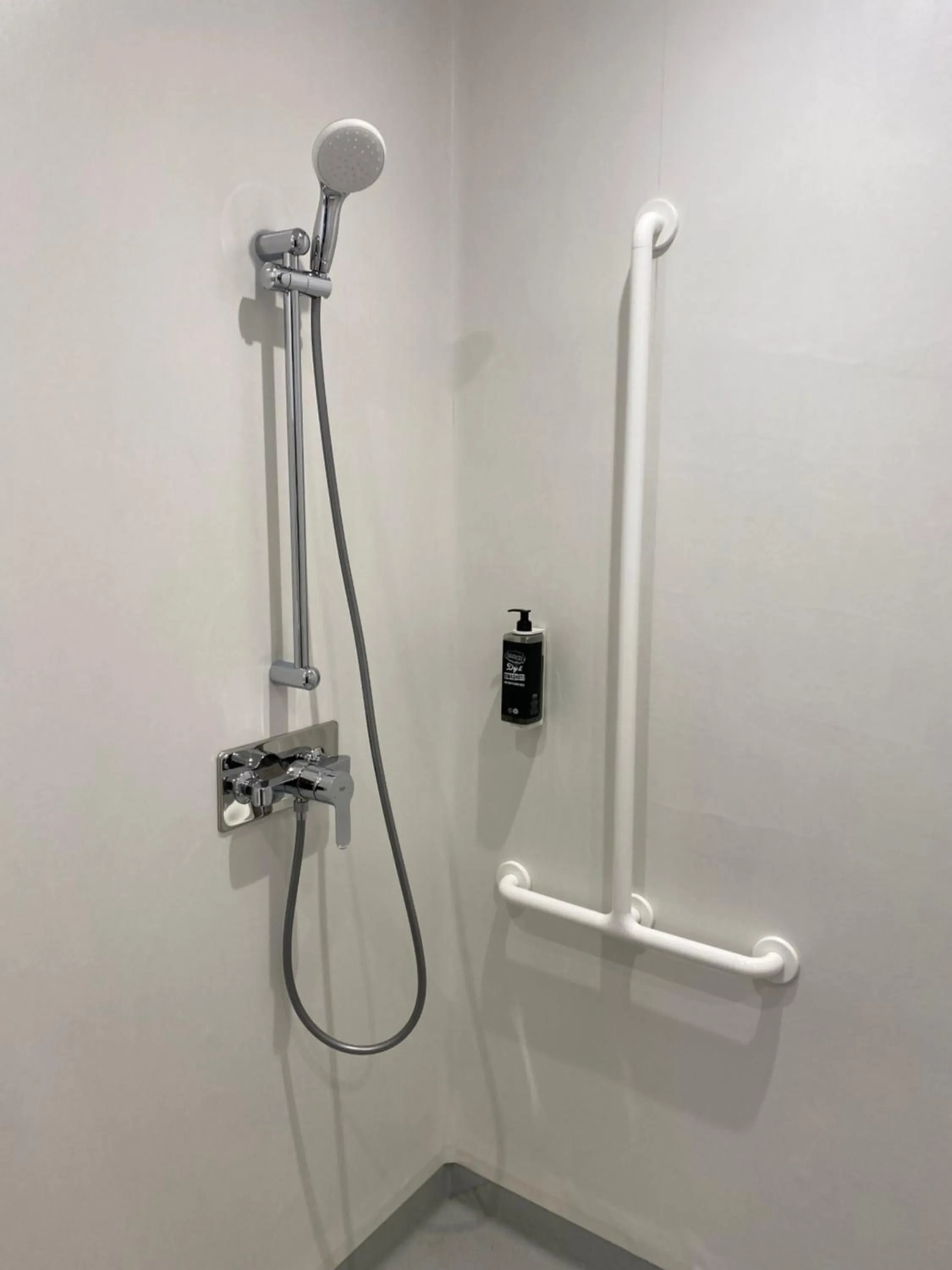 Bathroom in ibis budget Loudéac Vélodrome