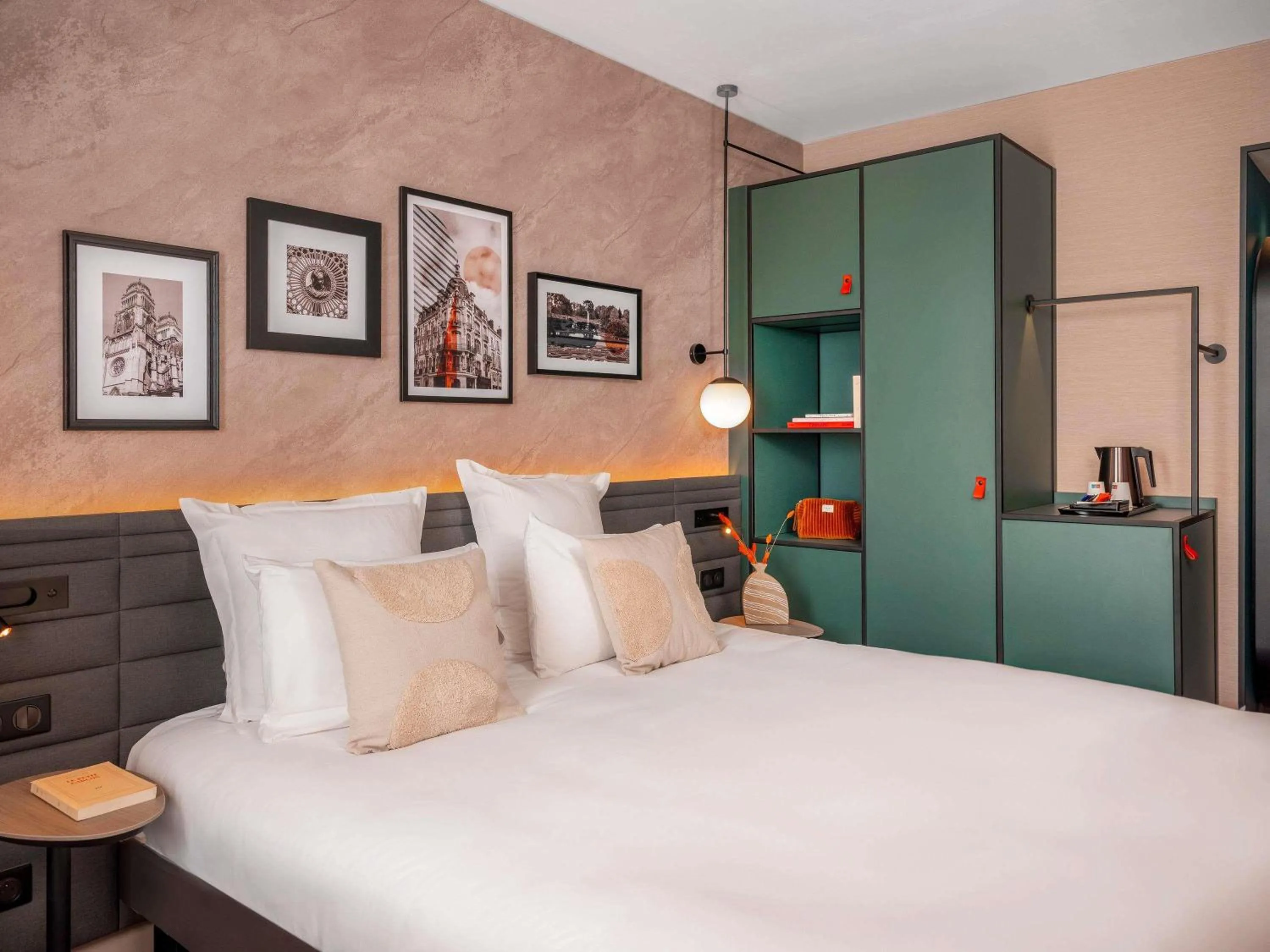 Bedroom, Bed in Novotel Orléans Centre Gare