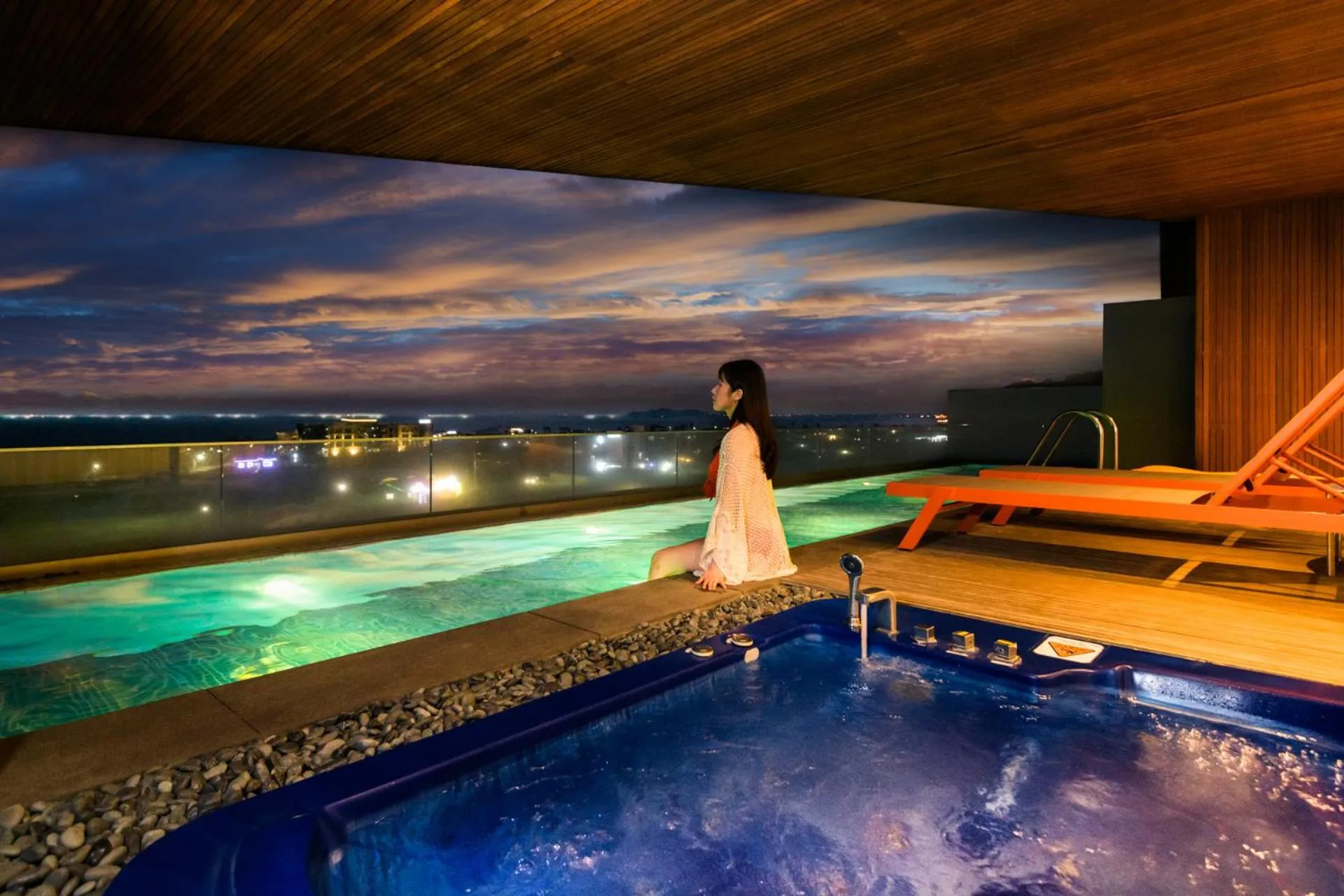 Night in Bayhill Pool & Villa