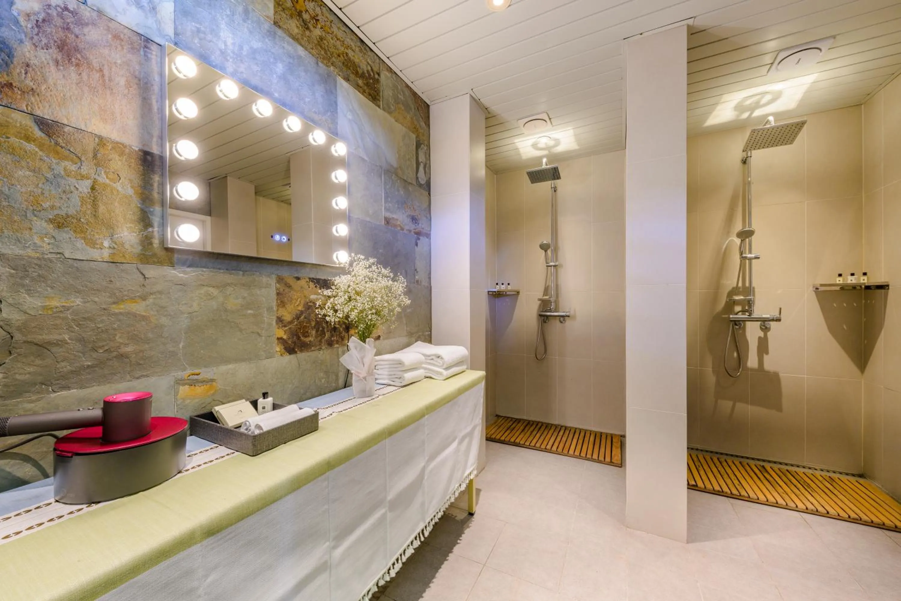 Shower in Bayhill Pool & Villa