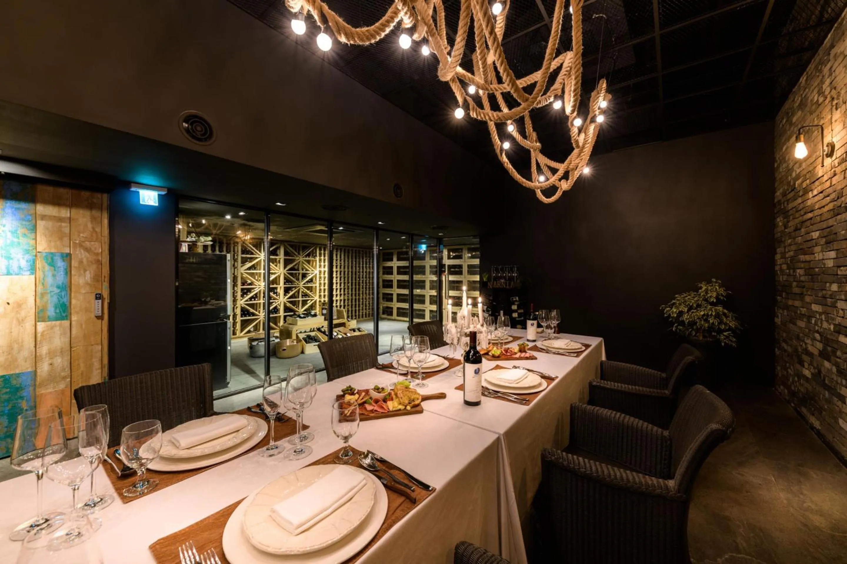 Restaurant/places to eat in Bayhill Pool & Villa