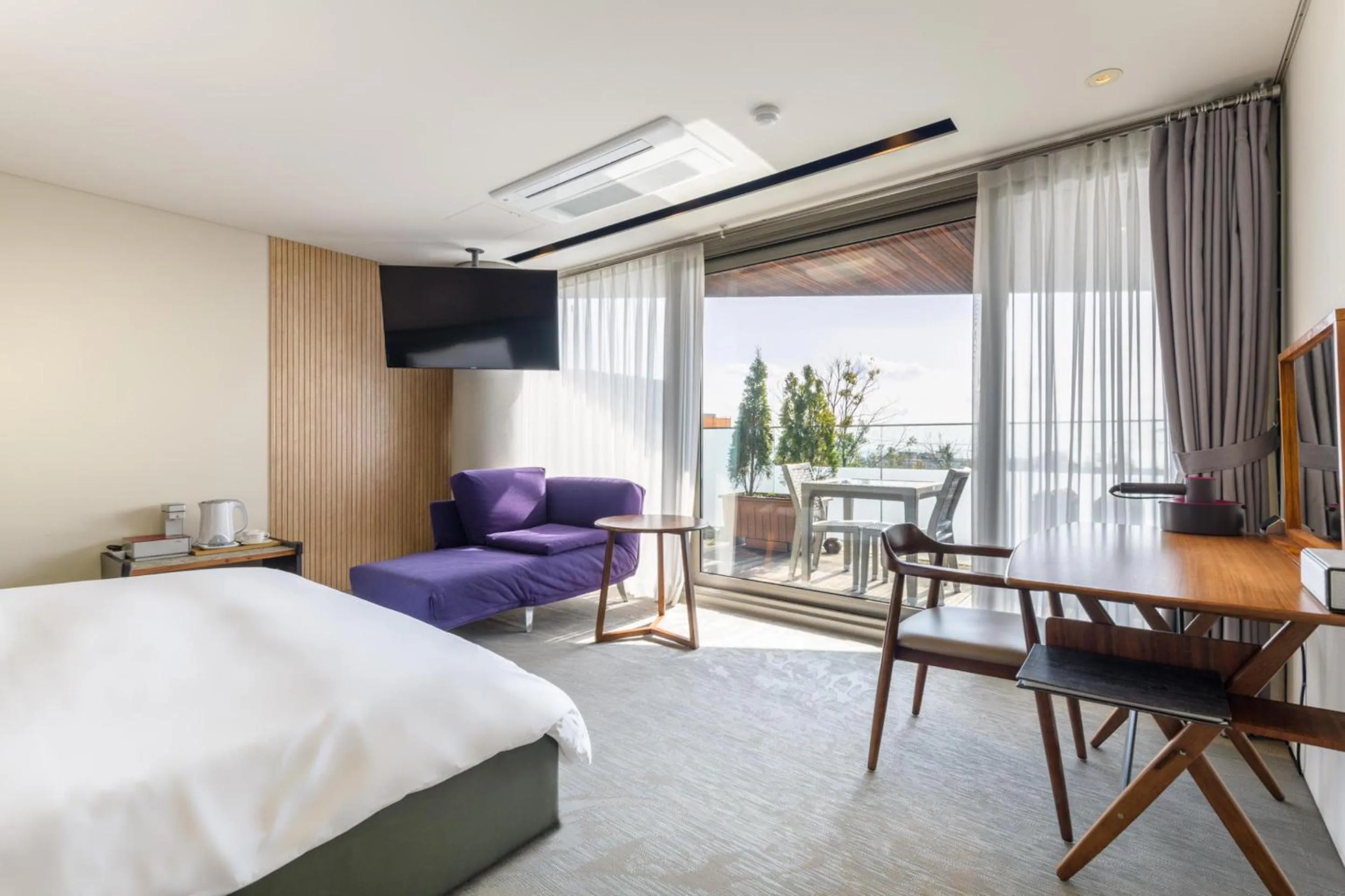 Balcony/Terrace, Bed in Bayhill Pool & Villa