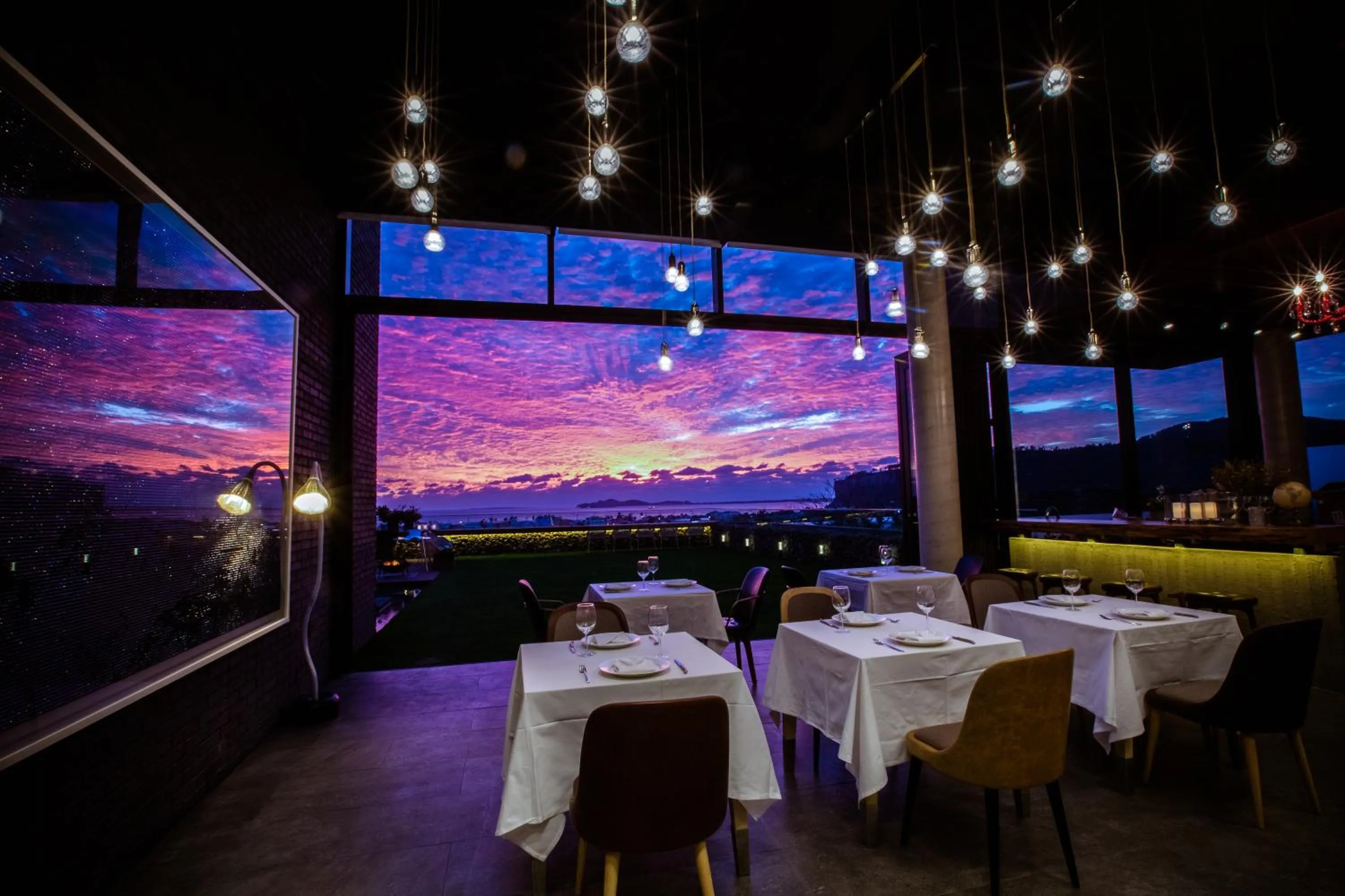 Restaurant/places to eat in Bayhill Pool & Villa