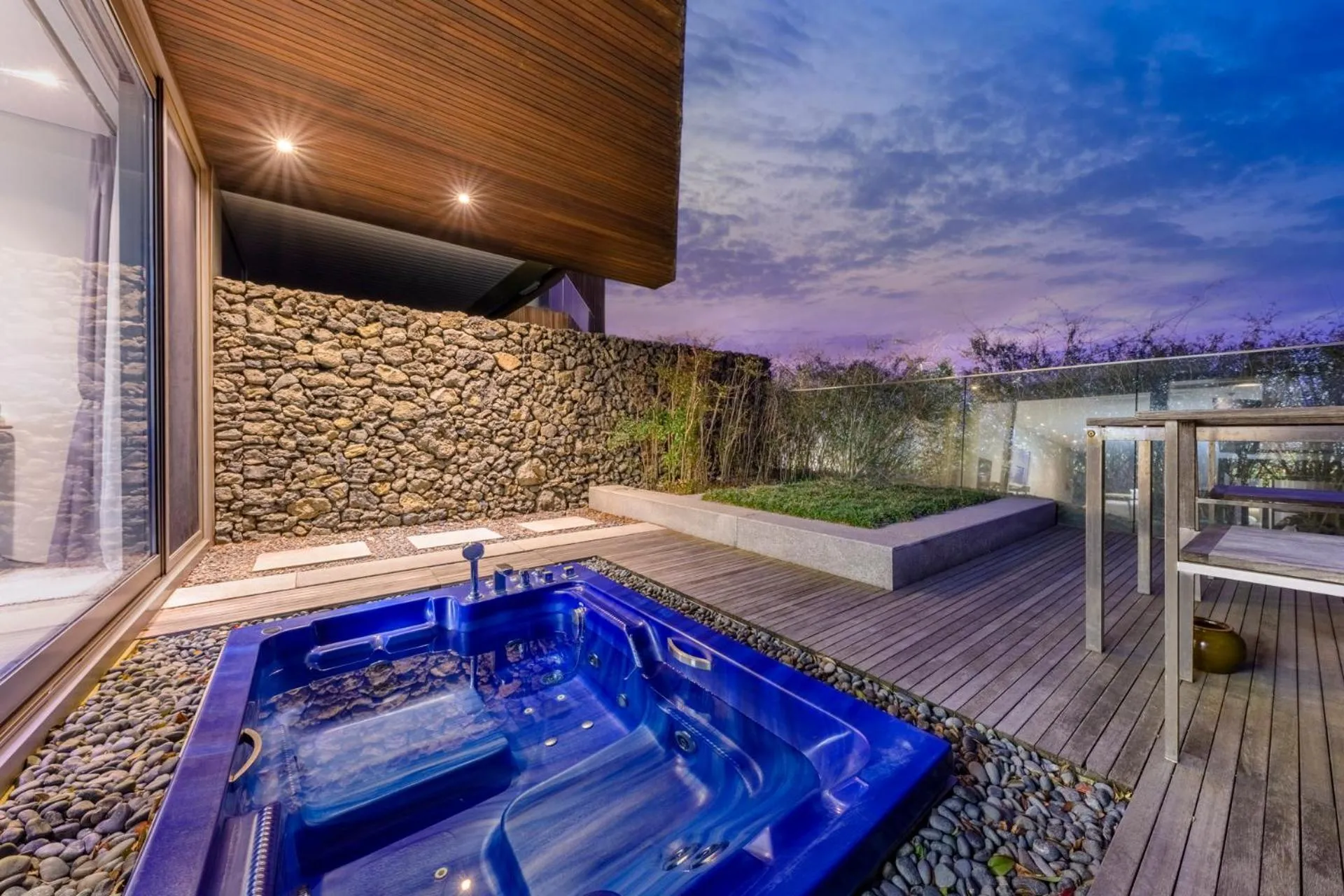 Bayhill Pool & Villa