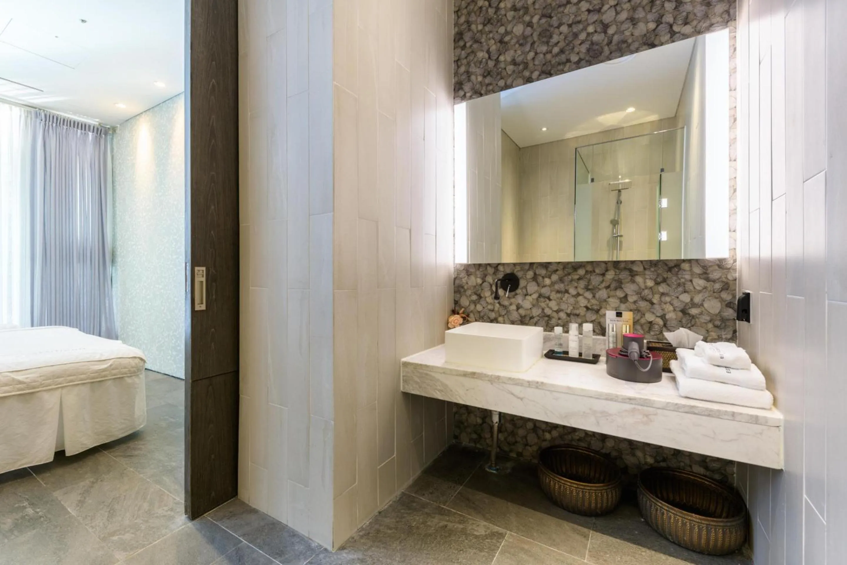 Activities, Bed in Bayhill Pool & Villa