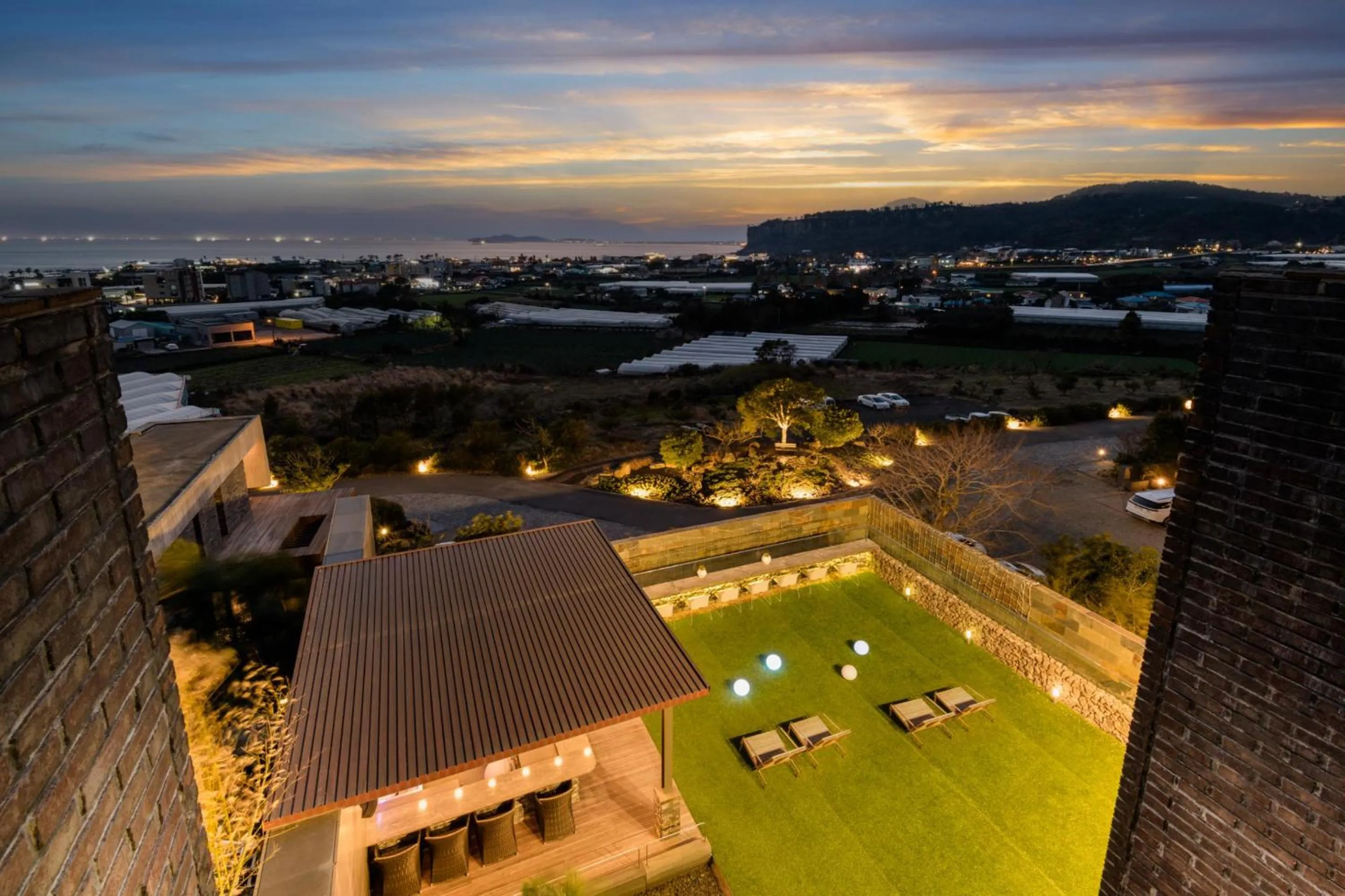 Restaurant/places to eat in Bayhill Pool & Villa