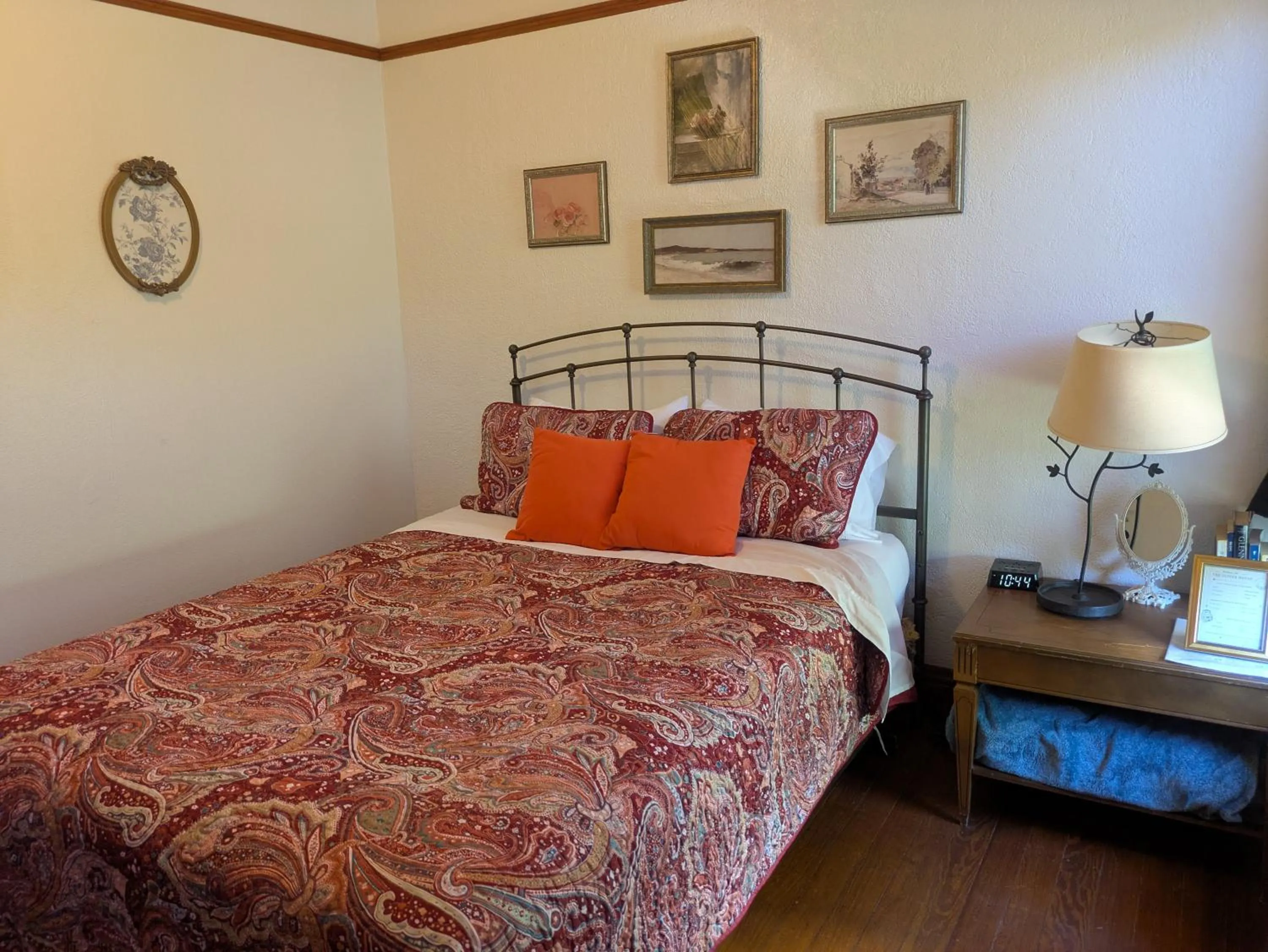 Bed in The Oliver House - Adults Only