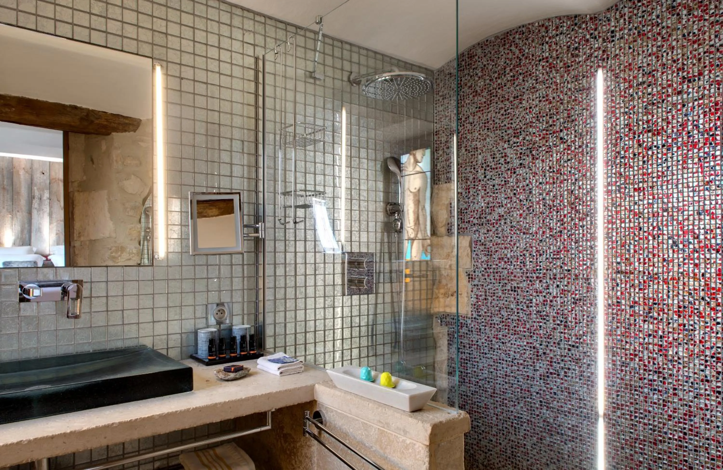 Bathroom in La Maison du Passage - Chambres - Suites premium, Spa, Piscine et Restaurant