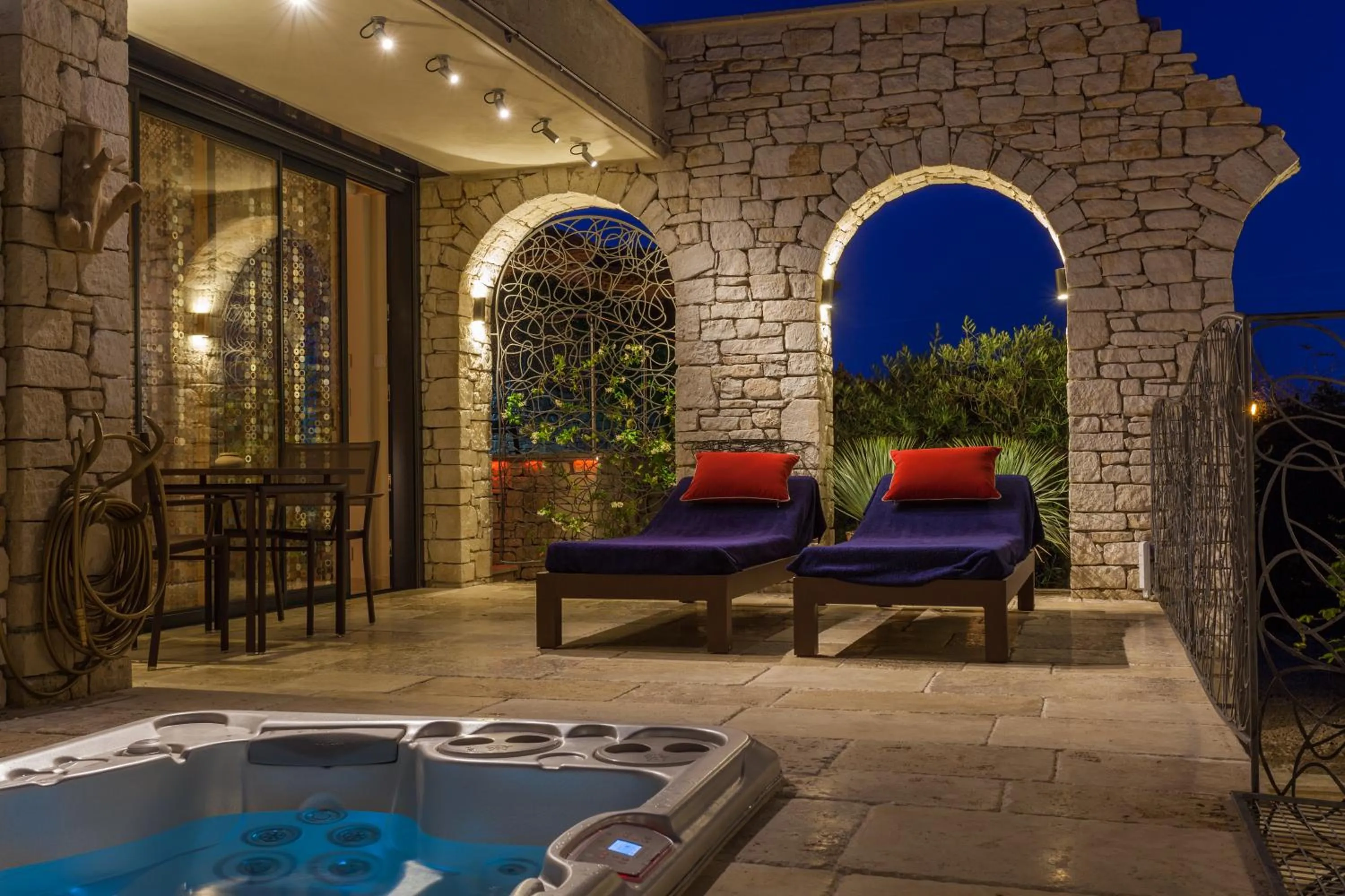 Hot Tub in La Maison du Passage - Chambres - Suites premium, Spa, Piscine et Restaurant