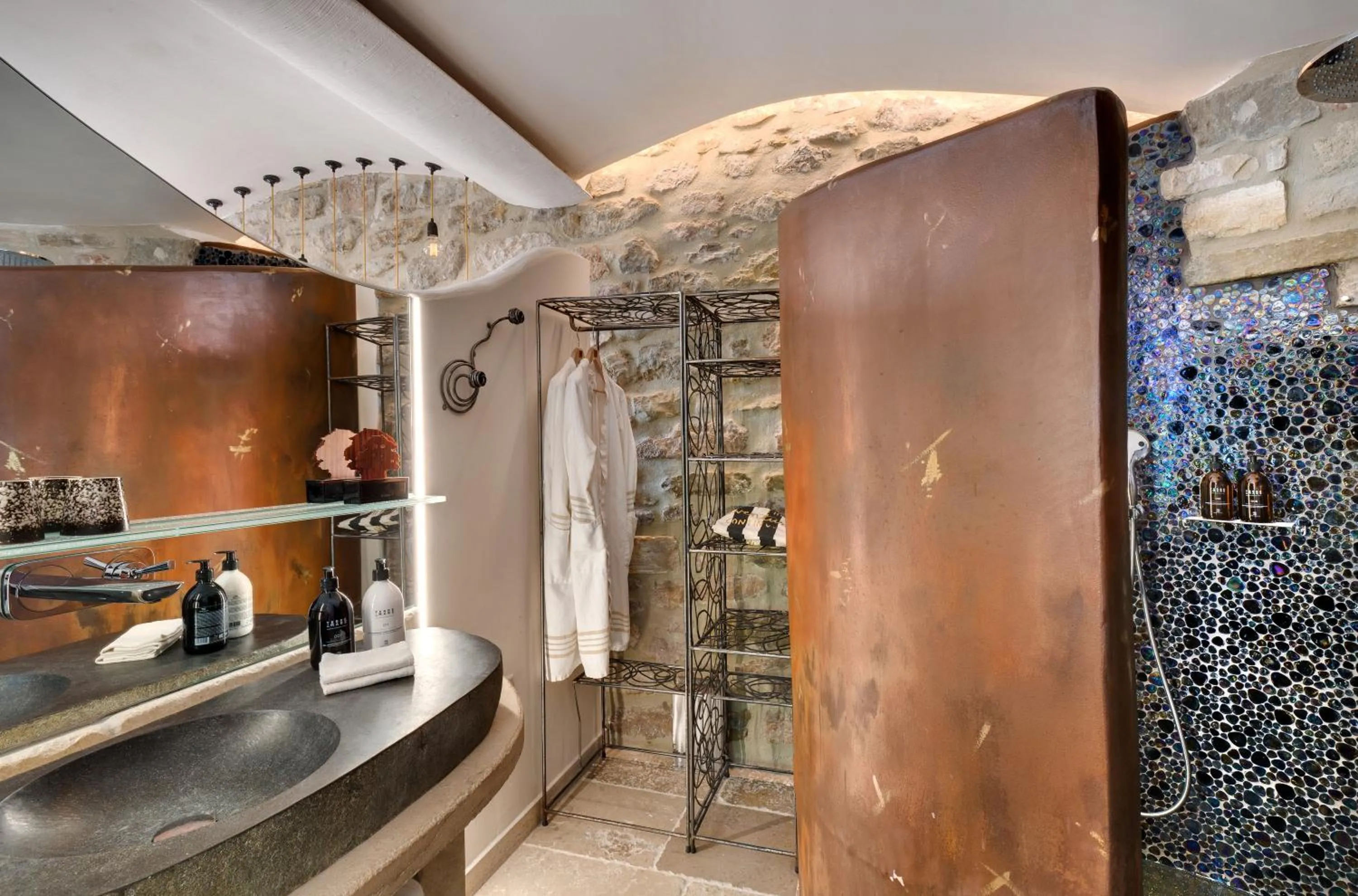 Bathroom in La Maison du Passage - Chambres - Suites premium, Spa, Piscine et Restaurant