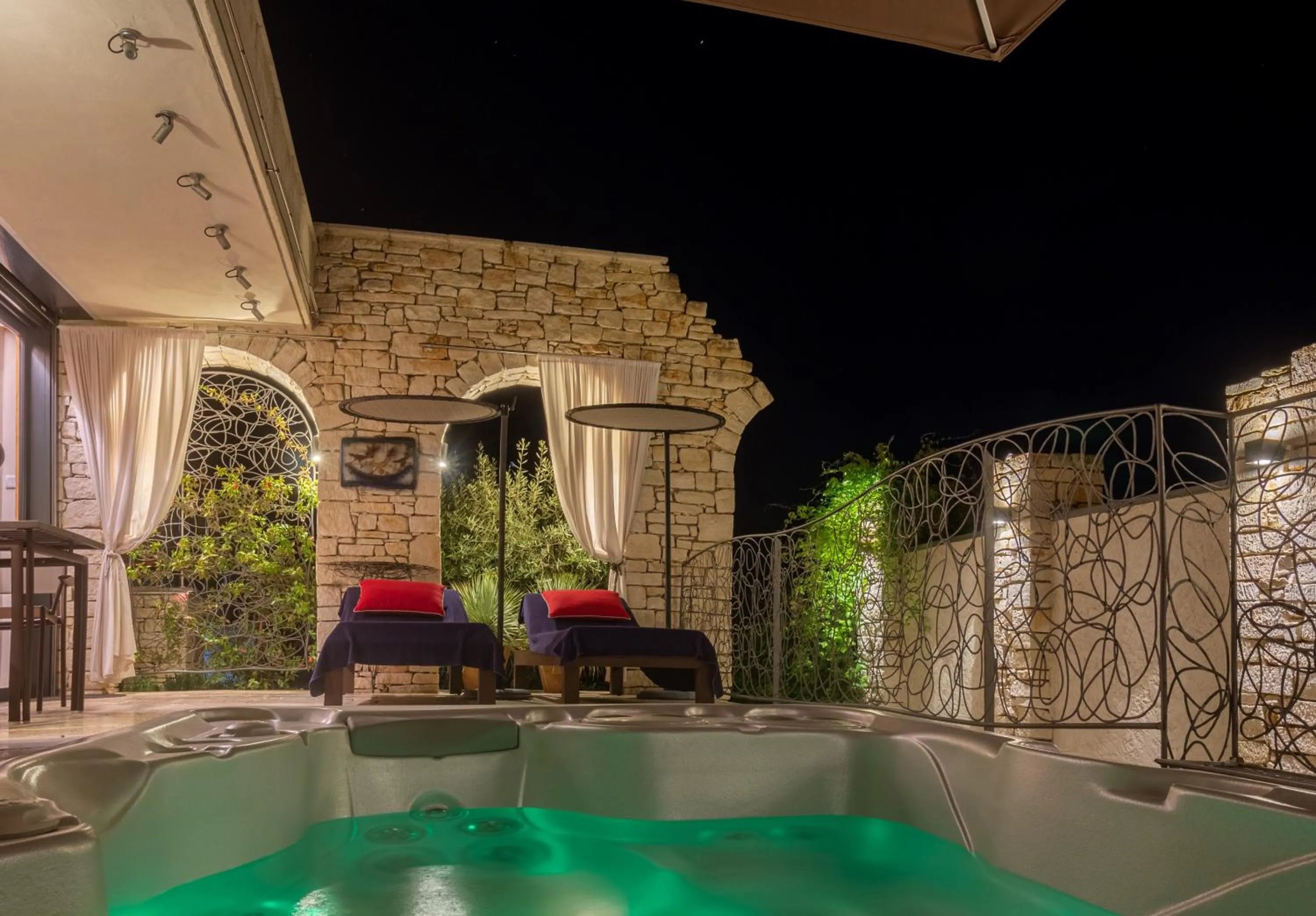 Hot Tub in La Maison du Passage - Chambres - Suites premium, Spa, Piscine et Restaurant