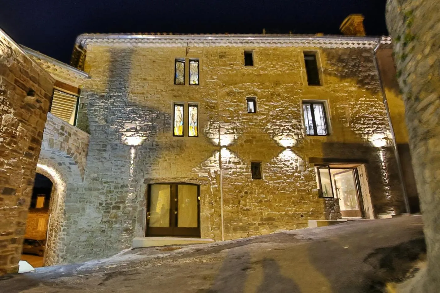 Night in La Maison du Passage - Chambres - Suites premium, Spa, Piscine et Restaurant