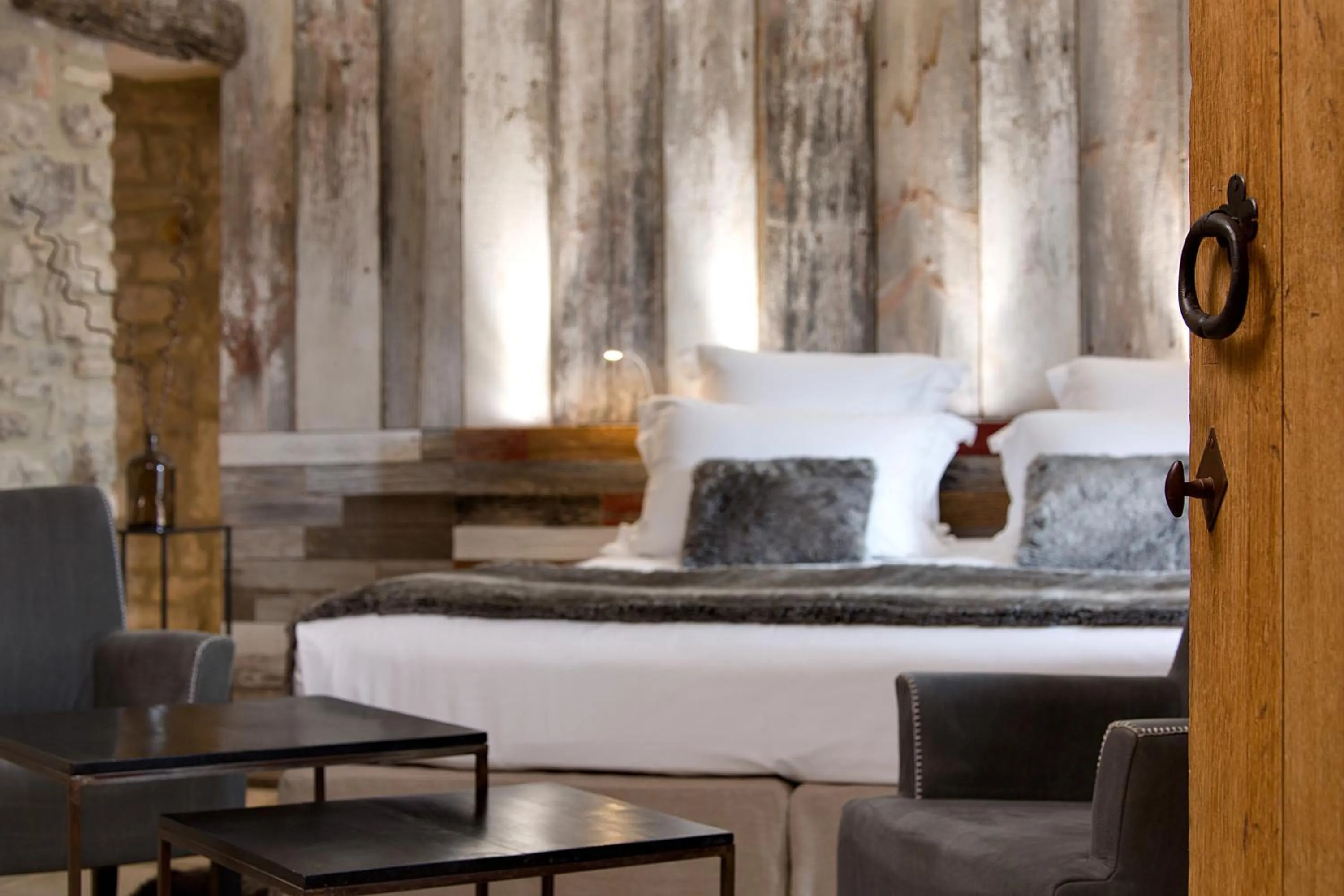 Bed in La Maison du Passage - Chambres - Suites premium, Spa, Piscine et Restaurant