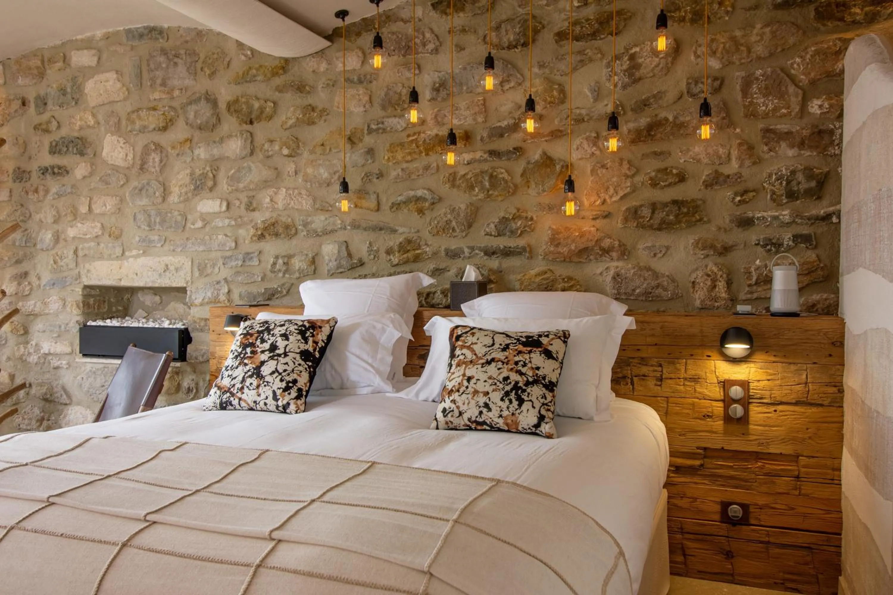 Photo of the whole room, Bed in La Maison du Passage - Chambres - Suites premium, Spa, Piscine et Restaurant