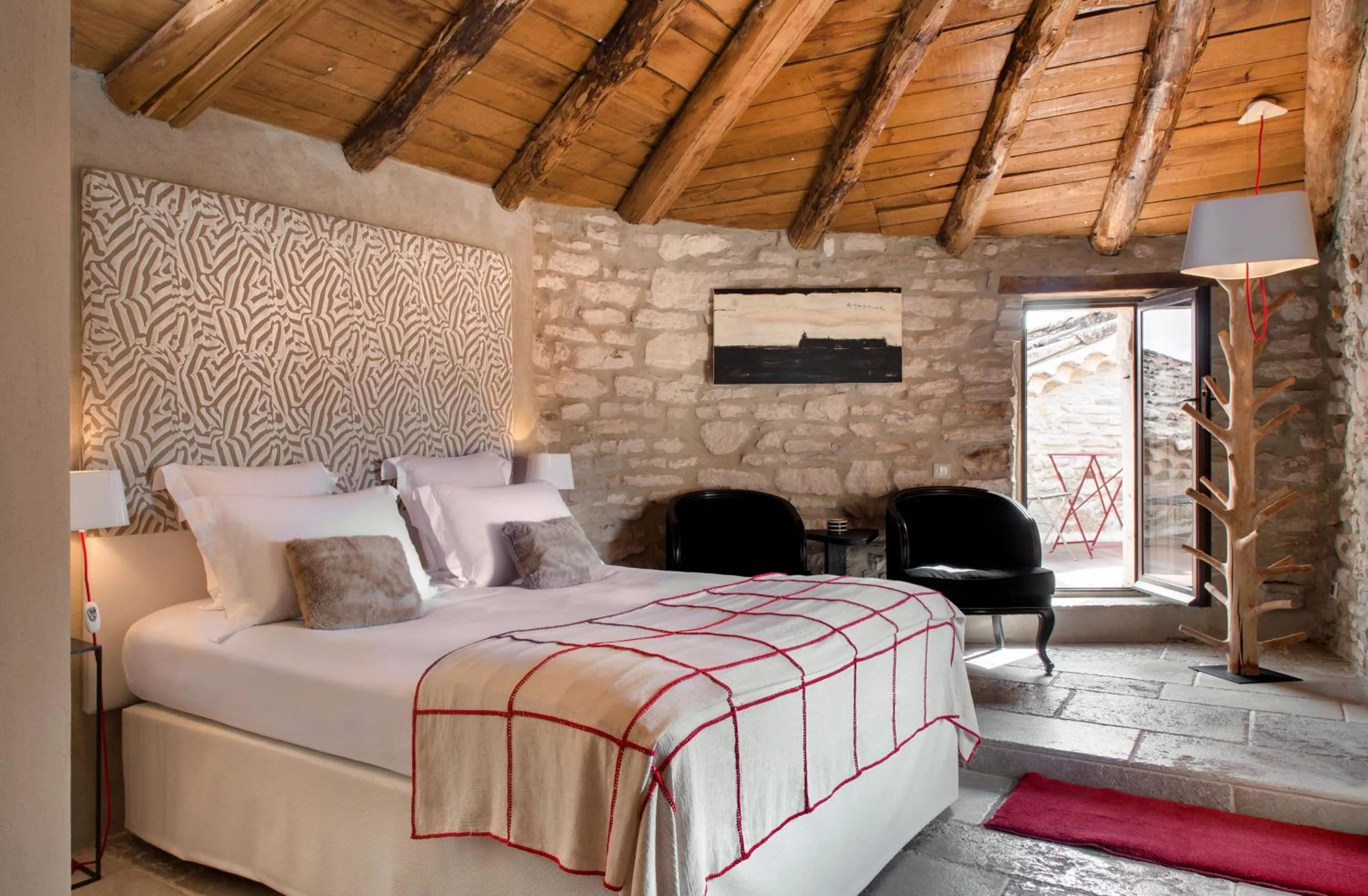 Photo of the whole room, Bed in La Maison du Passage - Chambres - Suites premium, Spa, Piscine et Restaurant