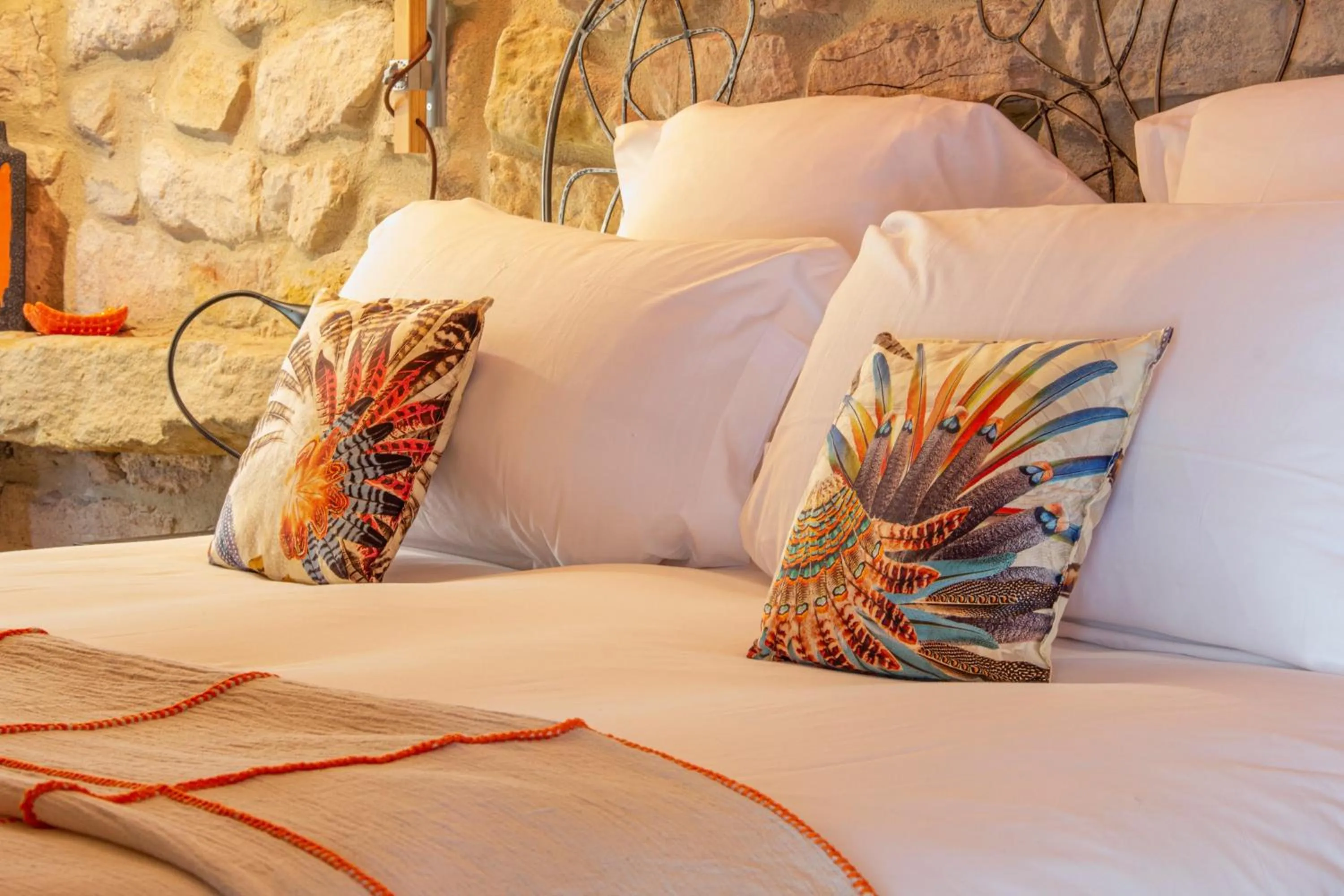 Bed in La Maison du Passage - Chambres - Suites premium, Spa, Piscine et Restaurant