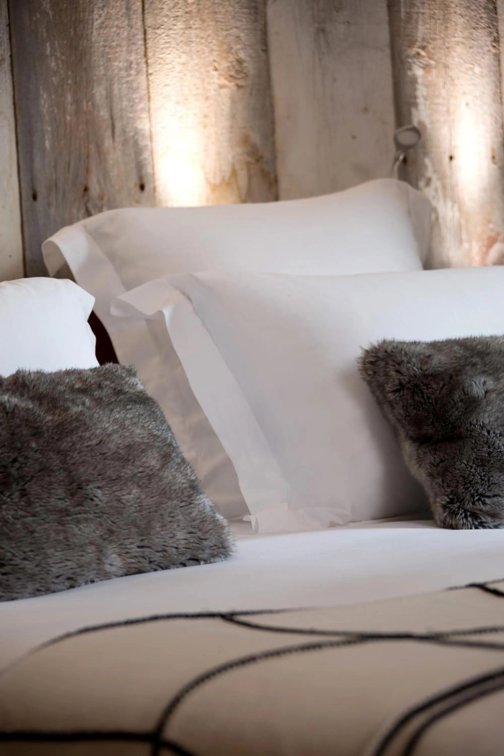 Bed in La Maison du Passage - Chambres - Suites premium, Spa, Piscine et Restaurant