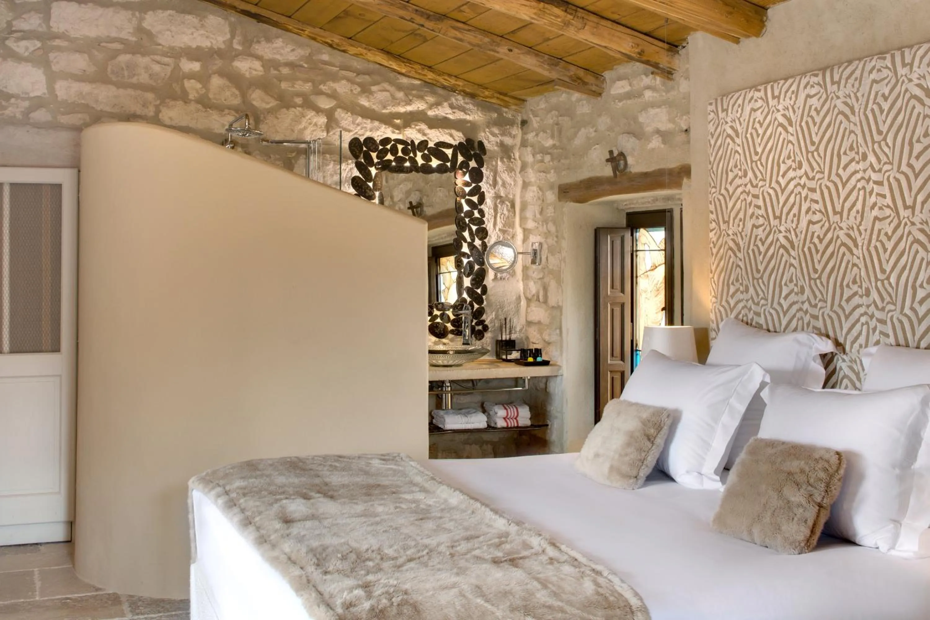 Photo of the whole room, Bed in La Maison du Passage - Chambres - Suites premium, Spa, Piscine et Restaurant