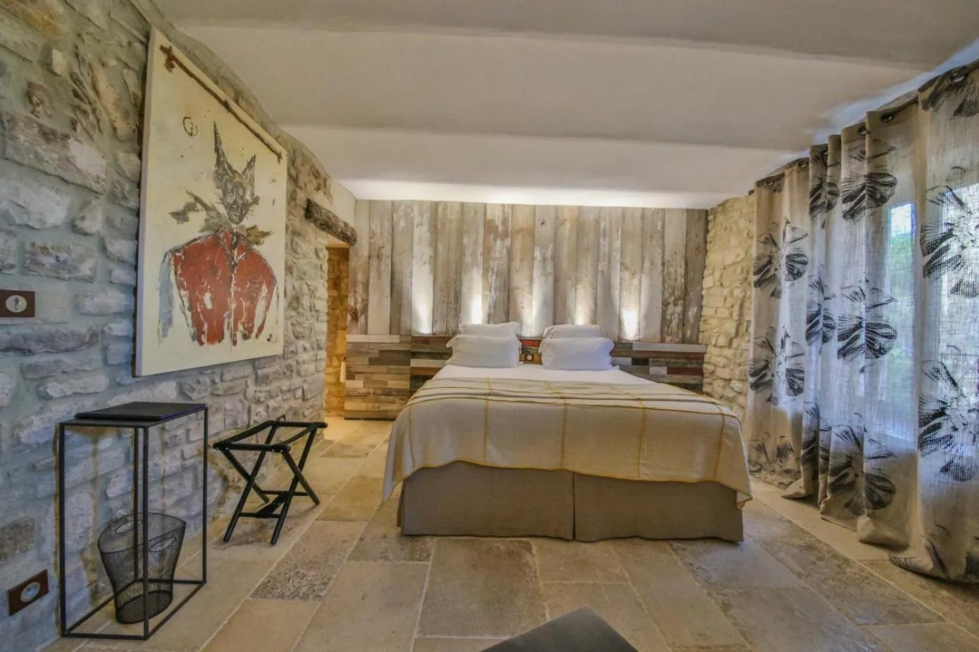 Bedroom, Bed in La Maison du Passage - Chambres - Suites premium, Spa, Piscine et Restaurant