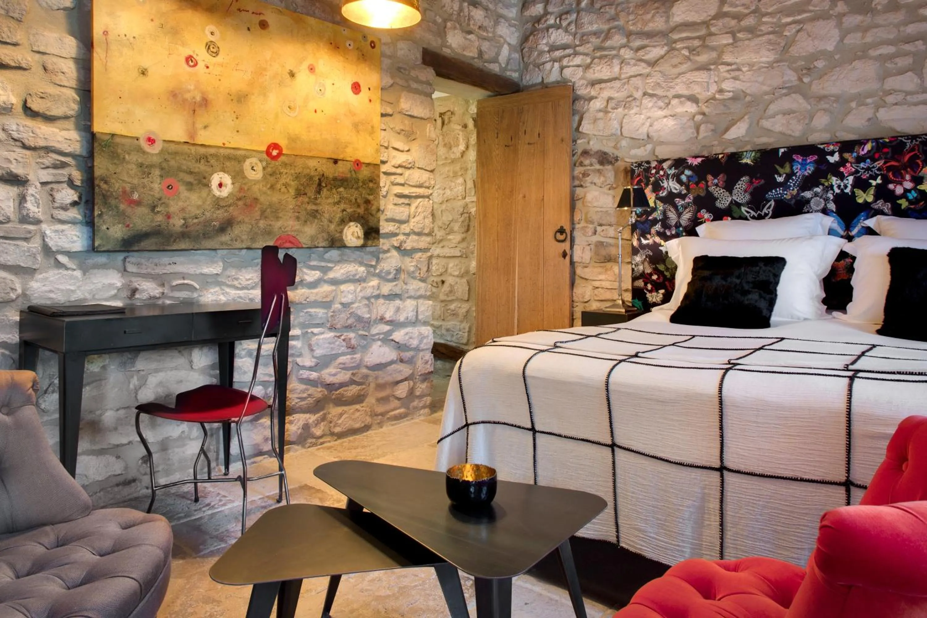 Decorative detail, Bed in La Maison du Passage - Chambres - Suites premium, Spa, Piscine et Restaurant