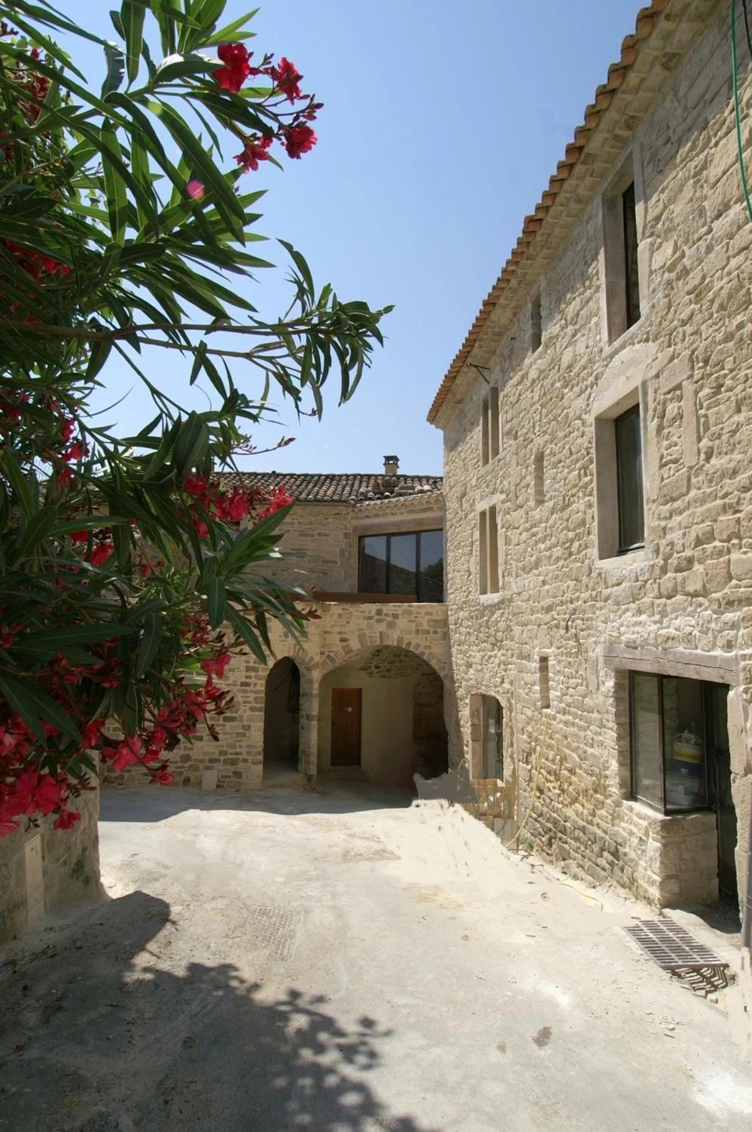 Facade/entrance in La Maison du Passage - Chambres - Suites premium, Spa, Piscine et Restaurant