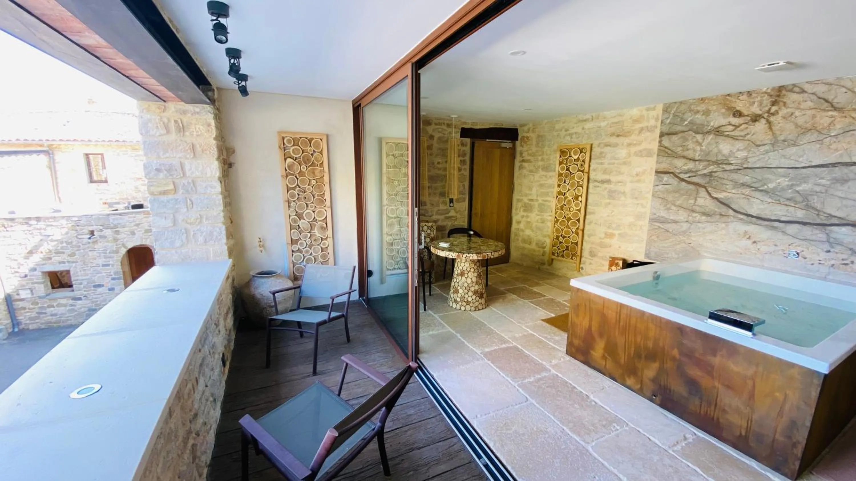 Hot Tub in La Maison du Passage - Chambres - Suites premium, Spa, Piscine et Restaurant