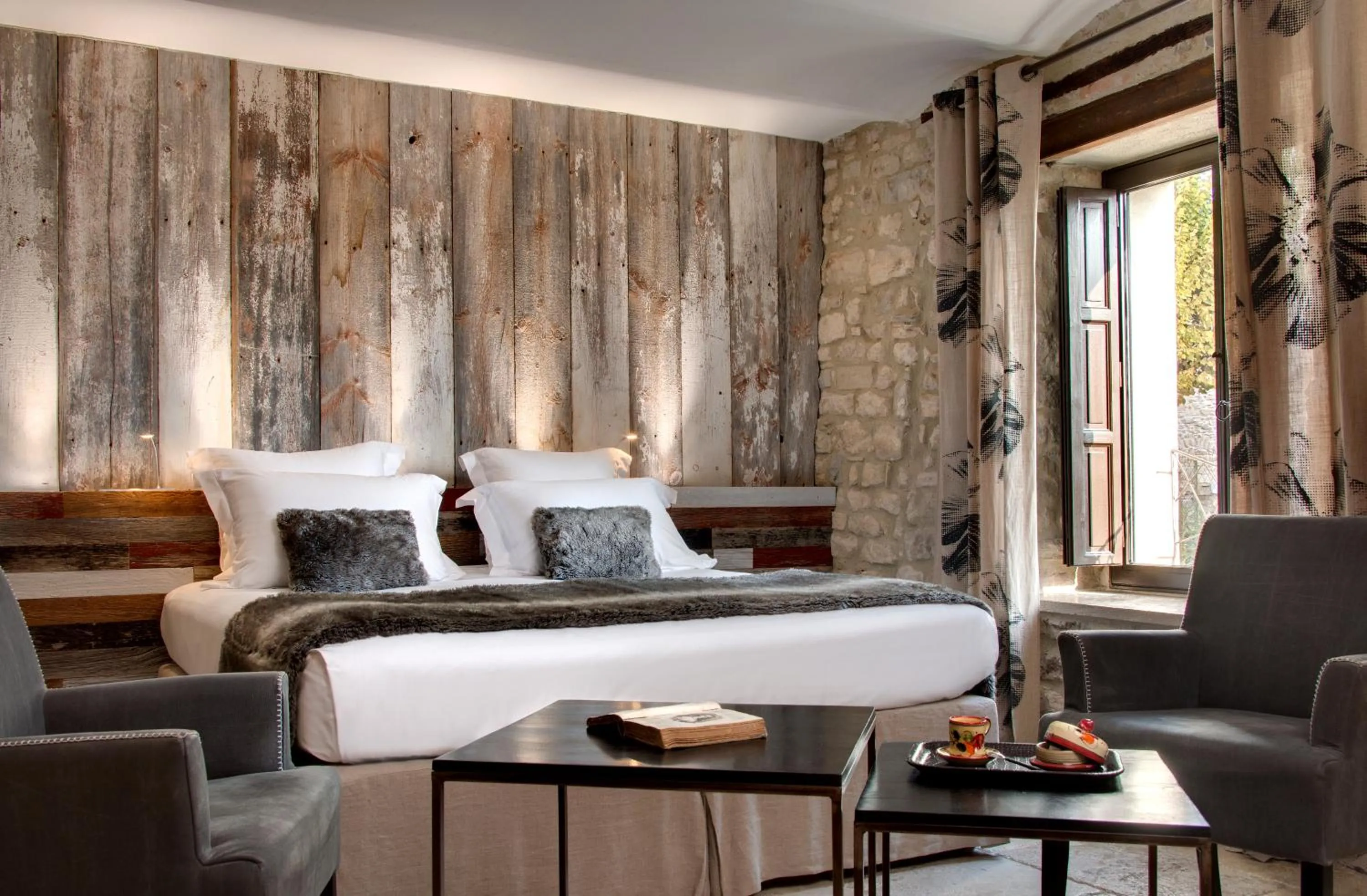 Photo of the whole room in La Maison du Passage - Chambres - Suites premium, Spa, Piscine et Restaurant