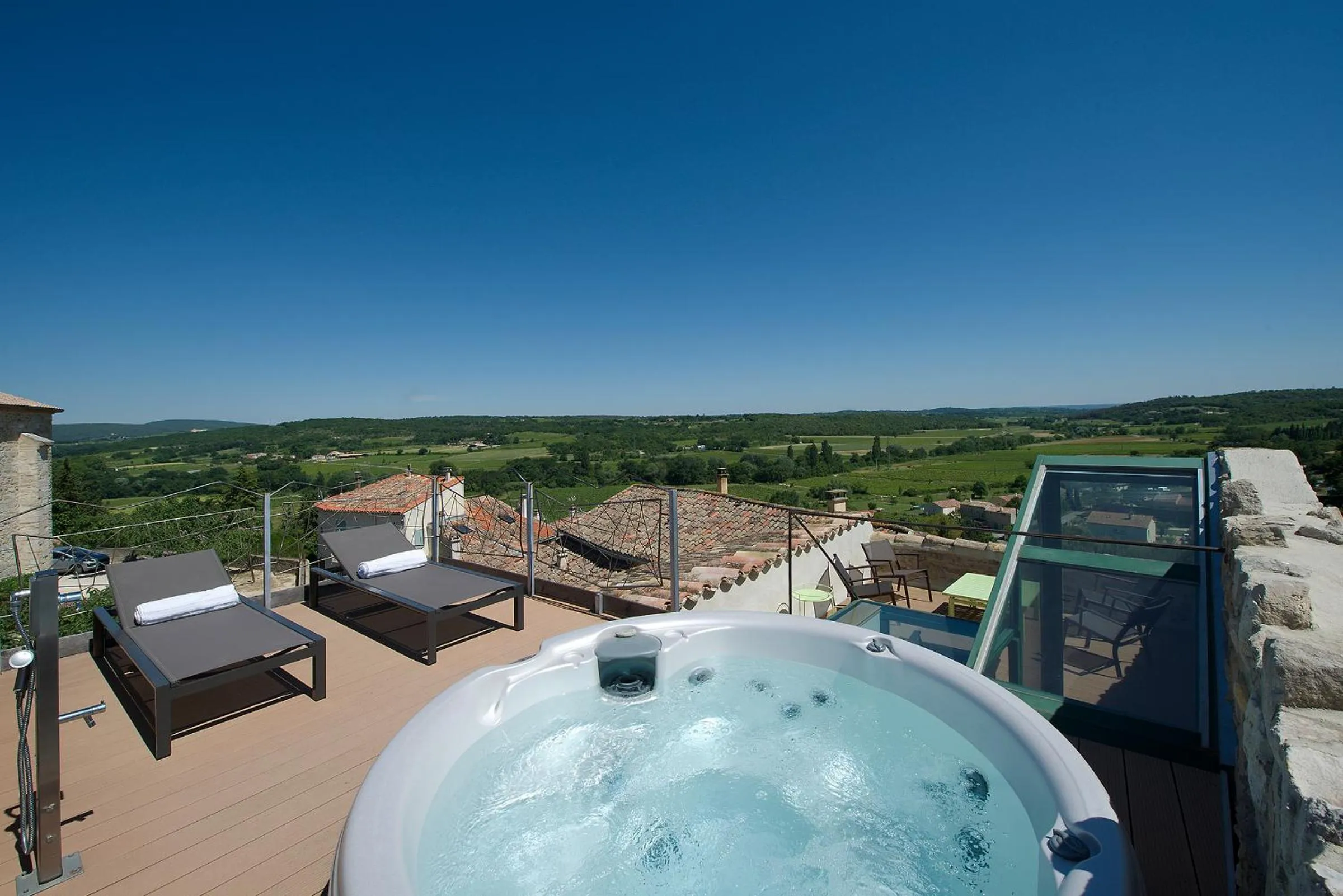 Hot Tub in La Maison du Passage - Chambres - Suites premium, Spa, Piscine et Restaurant