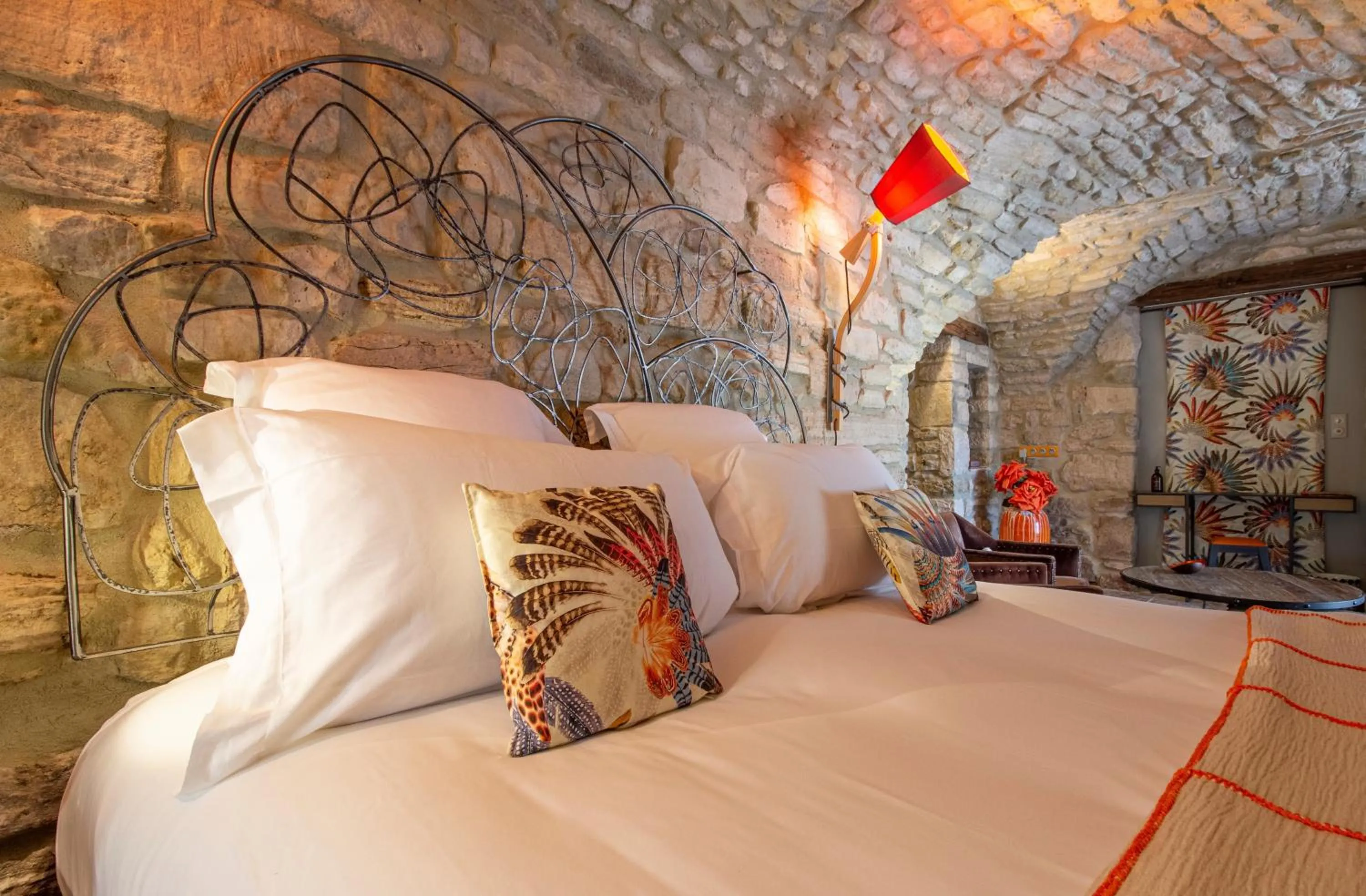 Bed in La Maison du Passage - Chambres - Suites premium, Spa, Piscine et Restaurant