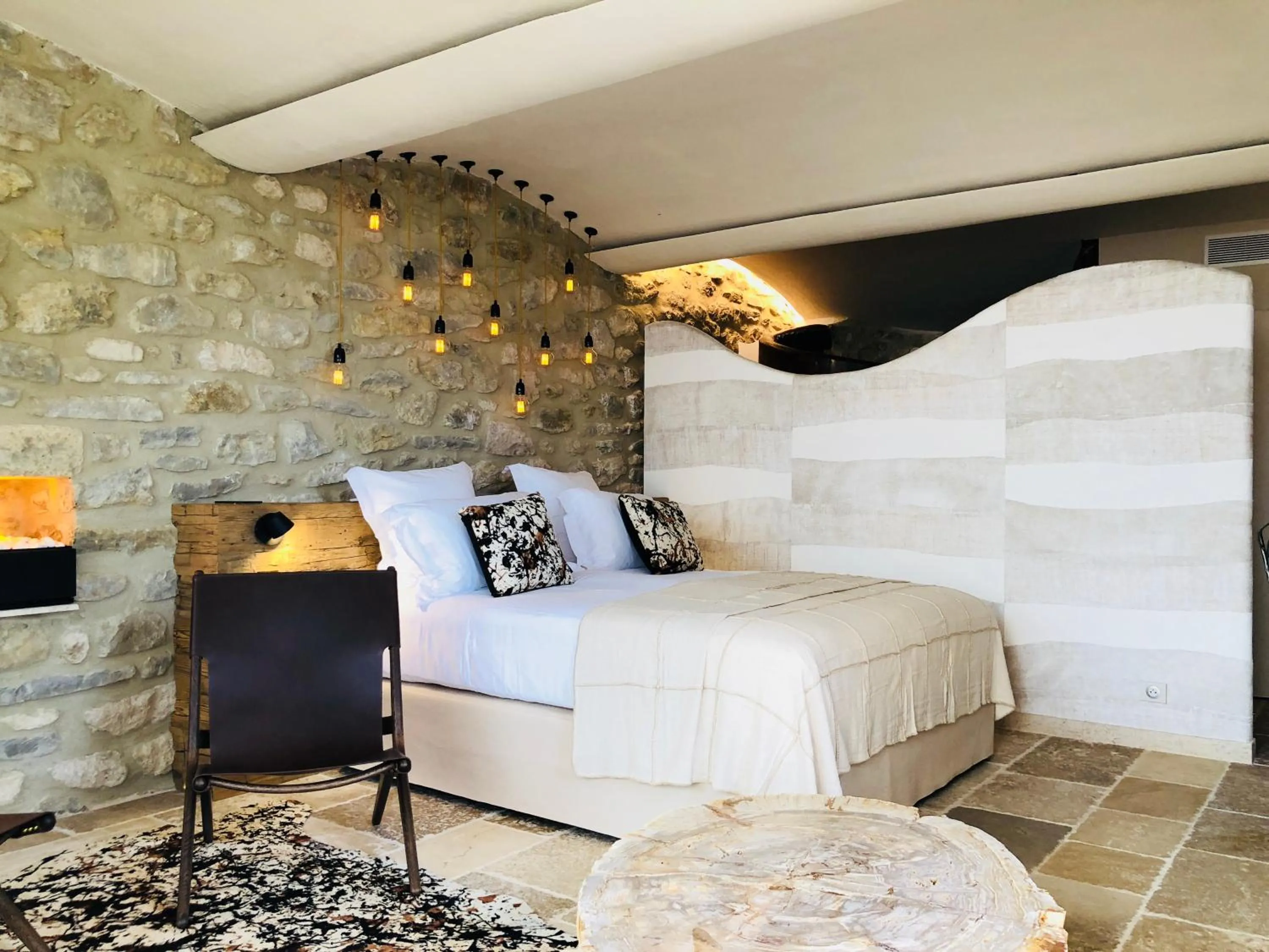 Photo of the whole room, Bed in La Maison du Passage - Chambres - Suites premium, Spa, Piscine et Restaurant