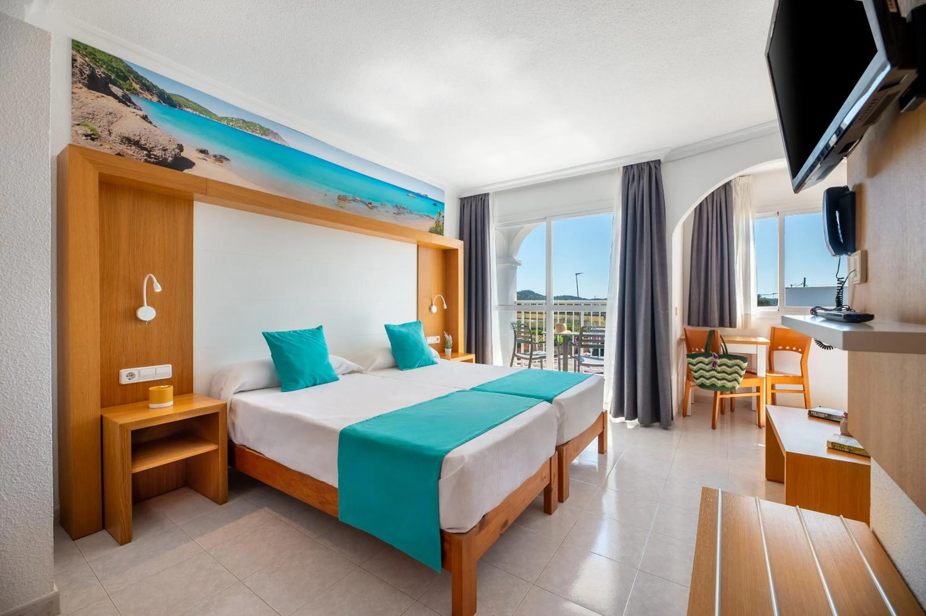 Photo of the whole room, Bed in Hotel Apartamentos Vibra San Marino